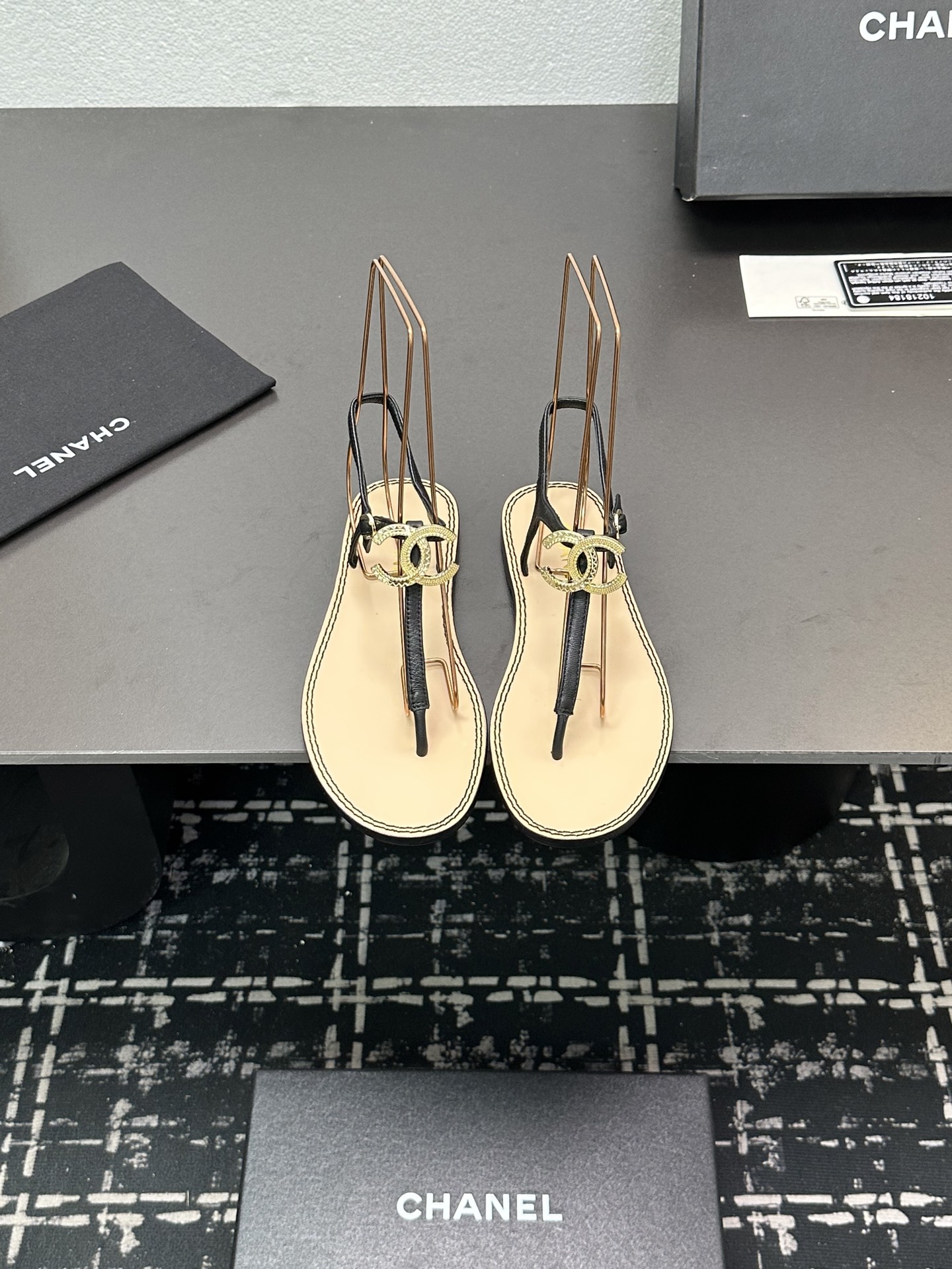 NO:240010,2025★★★★★★ Many celebrities are here to watch, a versatile series that domestic and foreign bloggers are popular. A must-have for spring and summer wardrobe matching. Sandals are the first choice. Upper sheepskin, inner lining: imported crystal sheepskin inner lining, original mold-open custom leather sole Shoe size: 35-39 (40, 41, customized without return) Delivery luxury latest counter synchronous packaging, split-toe shoes, sandals, sheepskin, Leather soles198609092025★★★★★ 众多明星网红上脚,国内外博主刷爆的一个百搭系列,春夏衣橱搭配必备 凉鞋首选. 鞋面羊皮,  内里: 进口水晶羊皮内里 大底原版开模定制真皮大底 鞋码: 35-39（40、41、定做不退换） 配送豪华最新专柜同步包装,分趾鞋,sandals,sheepskin,Leather soles,Women's Shoes