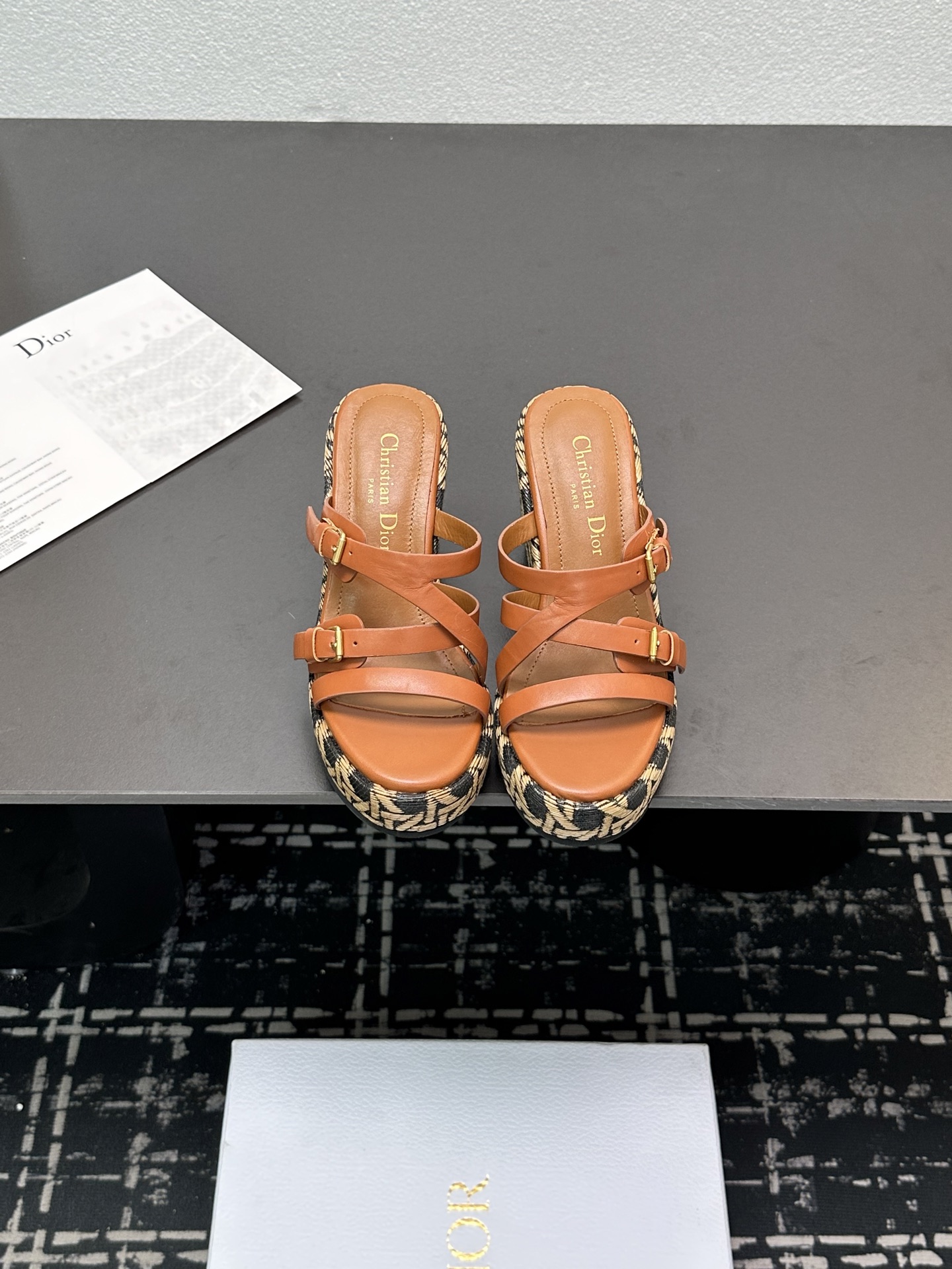 NO:239390,Dior D's new spring and summer fairy style sloping heel thick-soled slippers 1:1 original replica, the highest version on the market, fashion bloggers from all walks of life are popular with Xiaohongshu!  Super fashionable and high-end item!  Easily create high-end look, original imported cowhide leather, inner lining/foot pad imported mixed-bred sheepskin, original outsole, size 35-40 (40 customization), sandals, dior, dior, dior, sandals, slippers, cowhide, sheepskin19860909Dior迪奥D家2025ss春夏新款仙女风坡跟厚底拖鞋 1:1原版复刻 市面上最高版本 各路时尚博主刷爆小红书！超时髦又充满高级感的单品！轻松打造造高端look  鞋面原版进口牛皮 内里/垫脚进口混种羊皮 大底原版大底 码数35-40码（40定制）,凉鞋,dior,dior,dior,sandals,slippers,cowhide,sheepskin,Women's Shoes