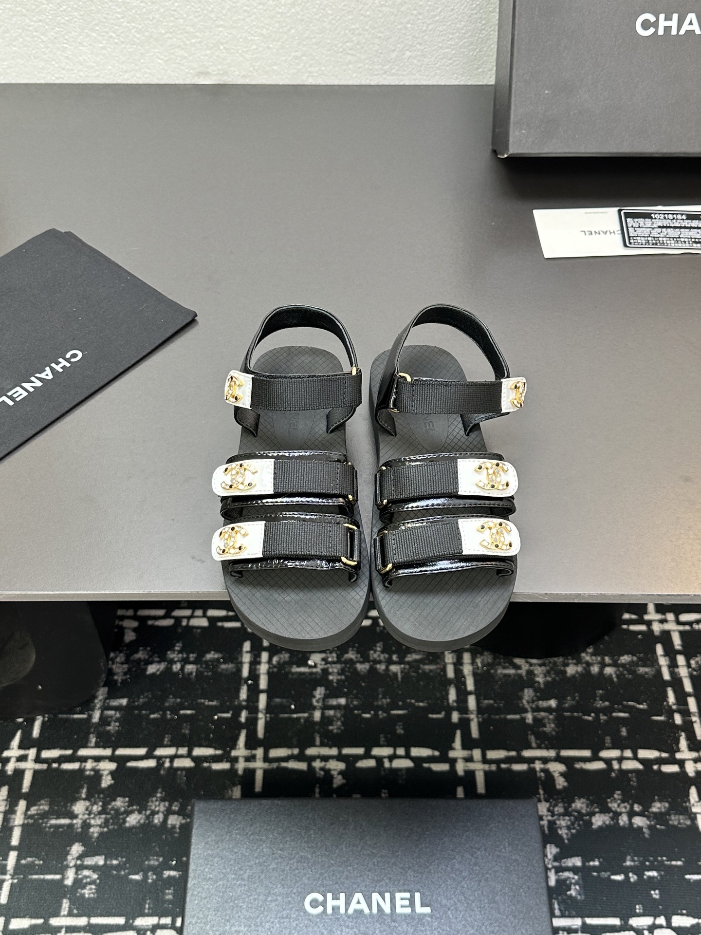 NO:240001,CHANEL｜Chanel Xiaoxiang 25 Spring and Summer New Velcro Thick-soled Bread Sandals Lazy Sandals A must-have for lazy people to wear addictive sandals. It is huge, soft and comfortable to help you get rid of all the constraints. The cute bread shoe shape is very friendly to babies with wide feet. The outsol has a certain thickness. It shows that the legs are thin and long. Velcro can be adjusted at will. A must-have for fashionable essence!  The upper is patent leather cowhide or cloth. The footbed is very comfortable to wear and is comfortable to wear. It is a sense of comfort that can be seen by the naked eye. It is stress-free. The original open mold is eva foaming and wear-resistant. It is anti-slip and wear-resistant. It is also very light. Size35-39 (40/41/customized and does not return or exchange), sandals, chanel, chanel, sandals, cowhide19860909CHANEL｜香奈儿小香25春夏新品 魔术贴厚底面包凉鞋 懒人凉鞋 懒人必备穿了会上瘾的凉鞋 巨软巨舒服 让你摆脱一切的束缚感 呆萌的面包鞋型对脚宽的宝宝很友好 大底有一定的厚度 穿上巨显腿细腿长 魔术贴可随意调节大小 时髦精必备！ 鞋面采用漆皮牛皮或者布面 垫脚脚床很贴合脚底 穿着非常舒服 是肉眼可见的舒适感 暴走一天无压力 原版开模耐eva发泡耐磨大底 防滑又耐磨 还很轻便 Size35-39（40/41/定制不退换）,凉鞋,chanel,chanel,sandals,cowhide,Women's Shoes