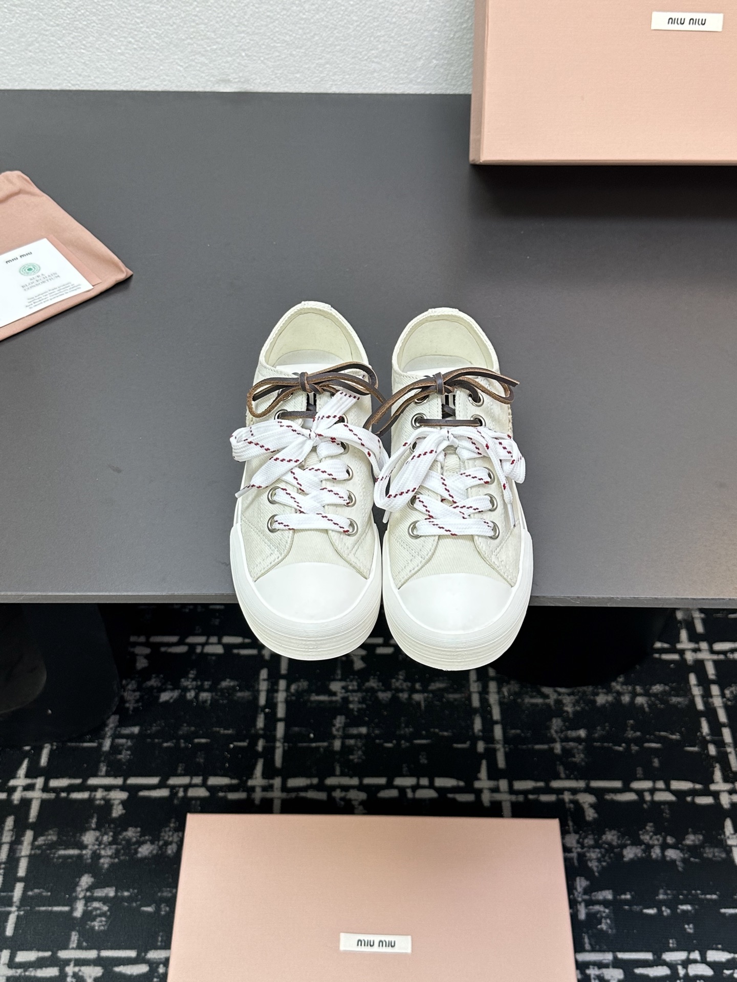 NO:240004,MIU MIU 25/ Washed denim canvas leather, round toe lace up, low top canvas shoes, a popular canvas shoes that are good-looking, a must-have style, a ~ old fashioned, simple and high-end, very comfortable to match with on your feet, a must-have for the year!  The latest sports white shoes in early spring are popular with domestic and foreign bloggers. The small red book grass planting series, retro and fashionable, beautiful and simple sports shoe design, and highly recognizable shoelaces to create a Buddhist sweet casual style~~ The aura of the foot is very casual. Fabric: Use original canvas/cowhide. Inner: Canvas lining: Original rubber sole Size: #35-40 (40 custom made without return and exchange), casual shoes/sports shoes, miumiu, sneakers, cowhide19860909MIU MIU缪缪 25/ 水洗牛仔布 帆布 皮面 圆头系带 低帮 帆布鞋 颜值担当火爆款帆布鞋 不得不入的一款～做旧时尚,简约高级 随意搭配上脚非常舒适,年度必入款！早春最新走秀款运动小白鞋国内外博主刷爆的一款,小红书种草系列,复古又时髦上脚美炸了简约的运动板鞋设计,极具辨识度的鞋带 打造佛系甜美的休闲风~~上脚气场十足随意搭配 面料: 选用原版帆布/牛皮 内里: 帆布里 大地: 原版橡胶底 Size: #35-40（40定做不退换）,休闲鞋/运动鞋,miumiu,sneakers,cowhide,Women's Shoes
