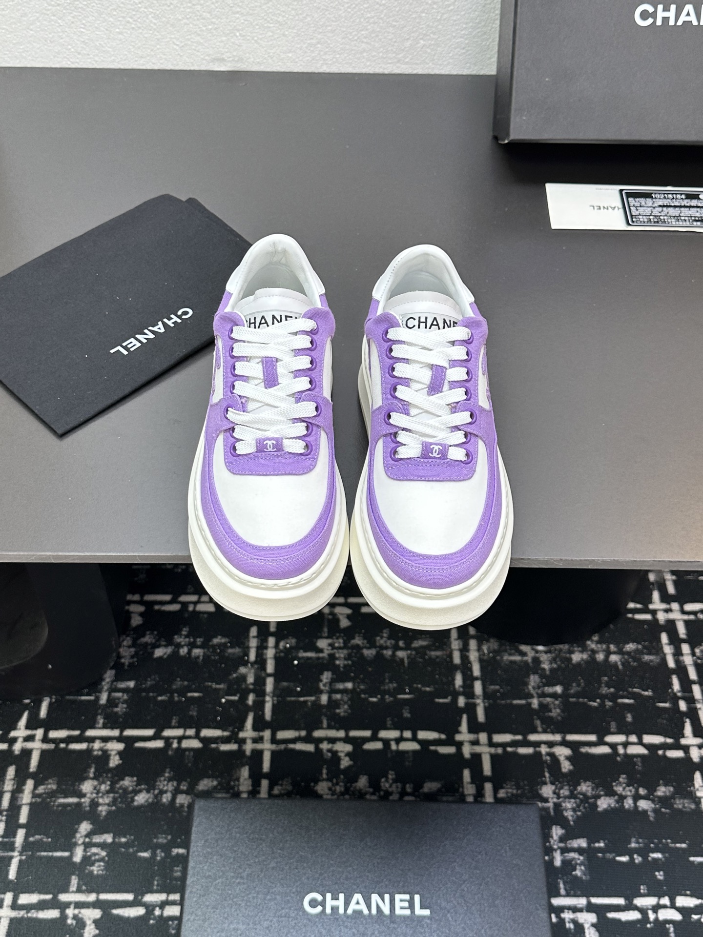 NO:245650,Chanel Chanel Panda Shoes!  Top casual sneakers for the 2025 counter This classic design; the upper is crafted and electric embroidered with various craftsmanship; the sole is fashionable and sporty; it is an extraordinary and has incorporated a variety of color matching elements... The diversified mix and match is very beautiful and versatile, casual, fashionable, sports, and outdoors can be taken into account... Go material The upper is made of original imported silk cowhide   original tarp   original head cowhide The inner part is made of original sheepli   net Outsole based on original TPU combination sole The counter is made of high-quality packaging for women 35–41, casual shoes/sports shoes, chanel, chanel, sneakers, cowhide19860909Chanel香奈儿熊猫鞋！2025专柜顶级休闲款运动鞋 这款经典设计；鞋面多种工艺电绣的风格；大底却时尚运动；不平凡的拥入了多种配色元素…… 多元化混搭非常好看百搭,休闲,时尚,运动,户外都能兼顾…… Go 材料 鞋面采用 原版进口头层丝绸牛皮 原版防水布 原版头层牛皮 内里采用 原版羊里 网 大底根据 原版TPU组合大底 专柜精品包装全套女35–41,休闲鞋/运动鞋,chanel,chanel,sneakers,cowhide,Women's Shoes