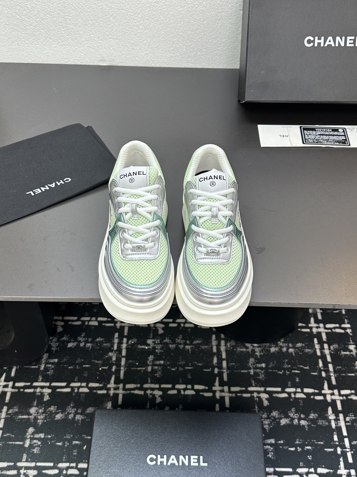 NO:263180,Chanel Chanel Panda Shoes!  Top casual sneakers for the 2025 counter This classic design; the upper is crafted and electric embroidered with various craftsmanship; the sole is fashionable and sporty; it is an extraordinary and has incorporated a variety of color matching elements... The diversified mix and match is very beautiful and versatile, casual, fashionable, sports, and outdoors can be taken into account... Go material The upper is made of original imported silk cowhide   original tarp   original head cowhide The inner part is made of original sheepli   net Outsole based on original TPU combination sole The counter is made of high-quality packaging for women 35–41, casual shoes/sports shoes, chanel, chanel, sneakers, cowhide19860909Chanel香奈儿熊猫鞋！2025专柜顶级休闲款运动鞋 这款经典设计；鞋面多种工艺电绣的风格；大底却时尚运动；不平凡的拥入了多种配色元素…… 多元化混搭非常好看百搭,休闲,时尚,运动,户外都能兼顾…… Go 材料 鞋面采用 原版进口头层丝绸牛皮 原版防水布 原版头层牛皮 内里采用 原版羊里 网 大底根据 原版TPU组合大底 专柜精品包装全套女35–41,休闲鞋/运动鞋,chanel,chanel,sneakers,cowhide,Women's Shoes