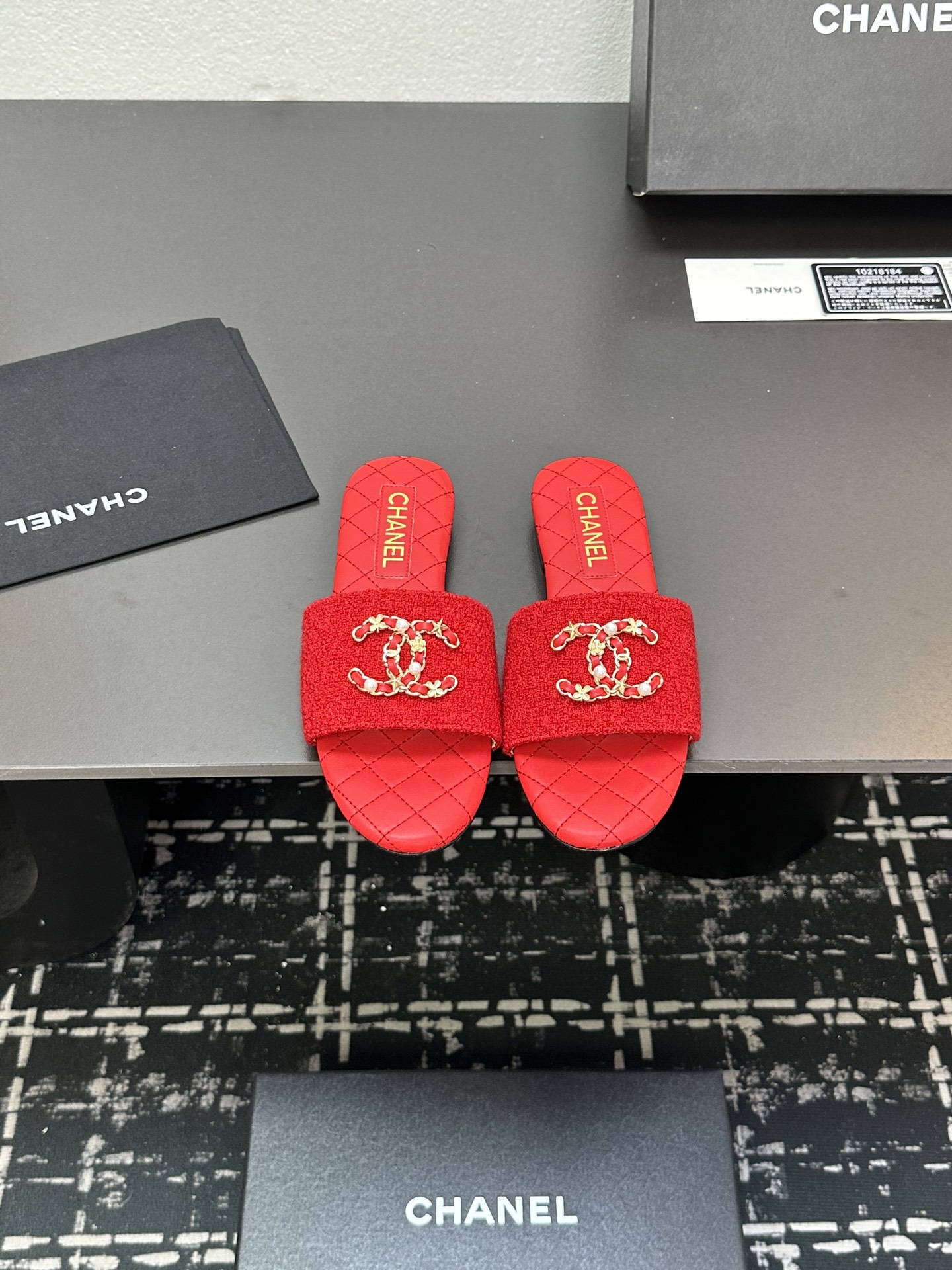 NO:245638,2025★★★★★★ Many celebrities are popular with a versatile series that domestic and foreign bloggers are a must-have for spring and summer wardrobe matching. Sandals are the first choice. Upper silk lining: imported crystal sheepskin lining, original mold-open custom leather sole, shoe size: 35-39 (40, 41, custom made without return) Delivery luxury latest counter synchronous packaging, slippers, sandals, slippers, sheepskin, silk fabric, Leather soles198609092025★★★★★ 众多明星网红上脚,国内外博主刷爆的一个百搭系列,春夏衣橱搭配必备 凉鞋首选. 鞋面绸缎  内里: 进口水晶羊皮内里 大底原版开模定制真皮大底 鞋码: 35-39（40、41、定做不退换） 配送豪华最新专柜同步包装,拖鞋,sandals,slippers,sheepskin,silk fabric,Leather soles,Women's Shoes