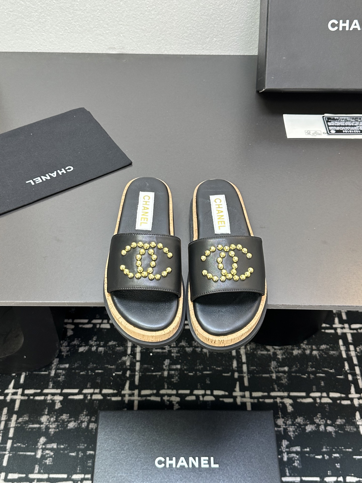 NO:245644,2025★★★★★★ Many celebrities are popular, a versatile series that domestic and foreign bloggers are popular. A must-have for spring and summer wardrobe matching. Sandals are the first choice. Upper silk (sheepskin) Lift: imported crystal sheepskin lining, original mold-open custom rubber sole Shoe size: 35-39 (40, 41, custom-made, no return or exchange) Delivery luxury latest counter synchronous packaging, slippers, sandals, slippers, sheepskin, silk fabric198609092025★★★★★ 众多明星网红上脚,国内外博主刷爆的一个百搭系列,春夏衣橱搭配必备 凉鞋首选. 鞋面绸缎（羊皮）  内里: 进口水晶羊皮内里 大底原版开模定制橡胶大底 鞋码: 35-39（40、41、定做不退换） 配送豪华最新专柜同步包装,拖鞋,sandals,slippers,sheepskin,silk fabric,Women's Shoes