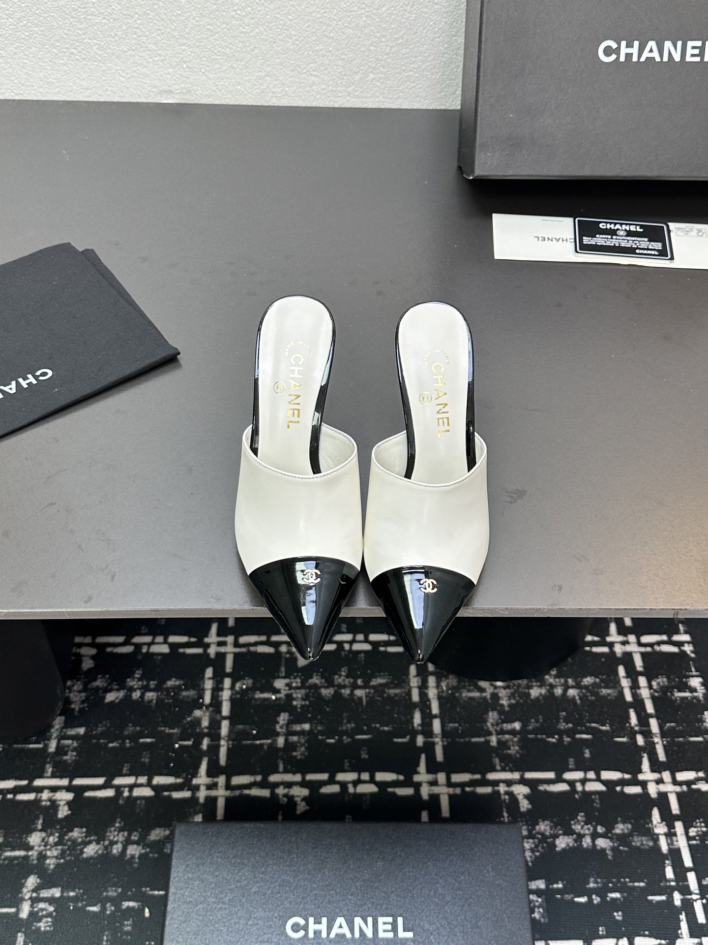 NO:240925,CHANEL 2025 classic pointed toe high heel spliced ​​semi-travel, toe pair C logo, elegant and elegant fashion elements are becoming more and more stable in the fashion circle. Xiaoxiang has a new color matching this season, simple and classic, and has a big and beautiful homepage of all ins bloggers. Super Nice upper imported sheepskin material, sheepskin inner footbed, imported genuine leather sole, heel height about 8cm Size 35-39, can be customized 34.40.41, semi-travel high heels, chanel, chanel, high heels, sheepskin, Leather soles19860909CHANEL 香奈儿 小香风2025经典款尖头高跟拼接半拖,鞋头双C logo,优雅大方时尚元素在时尚圈地位越来越稳固 小香这一季全新色彩搭配,简约经典,刷爆各ins博主小姐姐的主页,超级Nice 鞋面进口羊皮材质,羊皮内里垫脚,进口真皮大底,跟高约8cm 尺码35-39,可定做34.40.41,半拖高跟鞋,chanel,chanel,high heels,sheepskin,Leather soles,Women's Shoes