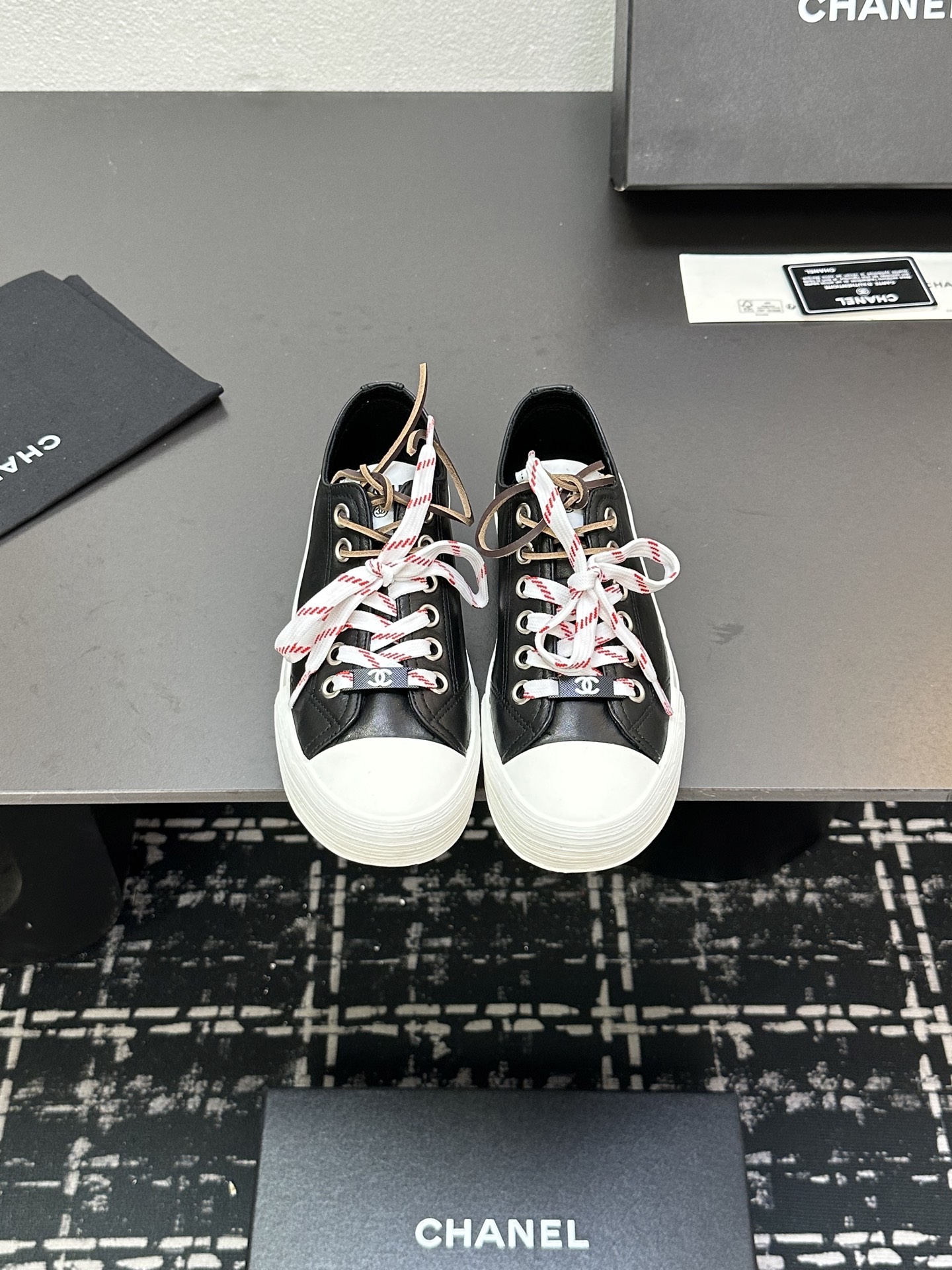 NO:240922,2025CHANEL Chanel Xiaoxiang Fengshui Washed Denim Canvas Leather Flour Rounded Lace Low Top Casual Canvas Shoes, Canvas Shoes with a Beautiful Canvas Shoes, a must-have model for canvas shoes~ Simple and high-end, it is very comfortable to match with on your feet, and it is a must-have for the year!  The latest catwalk sports white shoes in early spring is a popular style by domestic and foreign bloggers. The small red book grass planting series, retro and fashionable, beautiful and simple sports shoe design, and highly recognizable shoelaces to create a Buddhist sweet casual style~~ The aura on the feet is very casually matched. Fabric: Use original canvas/cowhide. Liter: Canvas lining. Earth: Original rubber sole. Size: #35-40 (40 custom made without return and exchange) Cloth leather, high heels, chanel, chanel, sandals, high heels, cowhide198609092025CHANEL香奈儿小香风水洗牛仔布 帆布 皮面 圆头系带 低帮 休闲帆布鞋 颜值担当火爆款帆布鞋 不得不入的一款～简约高级 随意搭配上脚非常舒适,年度必入款！早春最新走秀款运动小白鞋国内外博主刷爆的一款,小红书种草系列,复古又时髦上脚美炸了简约的运动板鞋设计,极具辨识度的鞋带 打造佛系甜美的休闲风~~上脚气场十足随意搭配 面料: 选用原版帆布/牛皮 内里: 帆布里 大地: 原版橡胶底 Size: #35-40（40定做不退换） 布皮,高跟鞋凉鞋,chanel,chanel,sandals,high heels,cowhide,Women's Shoes