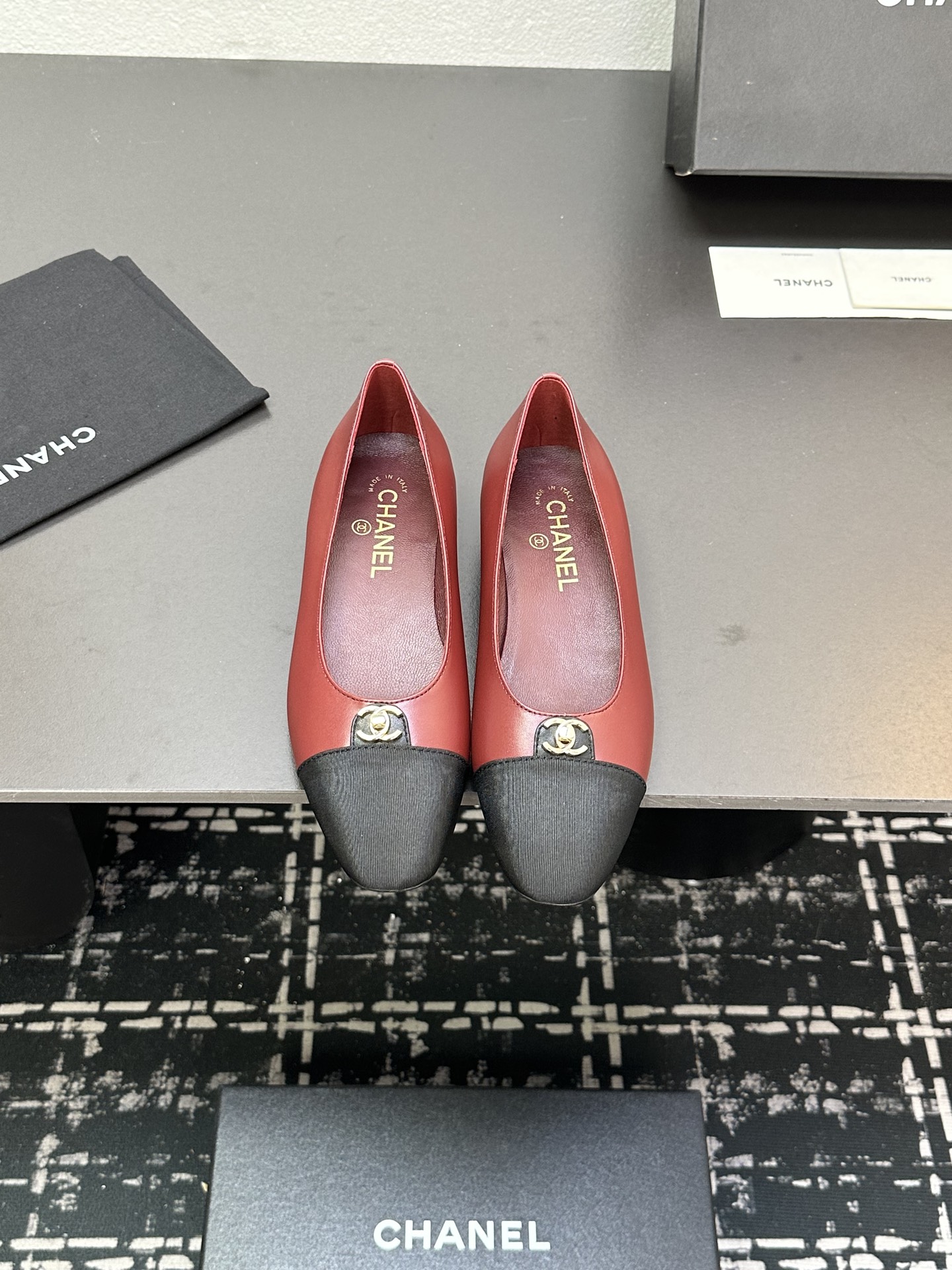 NO:245626,Chanel Xiaoxiang's new double C metal buckle soft and comfortable flat shoes, high quality. This small single shoe is handsome and lively and playful, bringing the mood and charm together, unique and brilliant!  Easy to wander in commuting and leisure occasions, be a casual and fashionable and elegant woman~ can be worn all year round. The upper is an exclusive fabric for imported sheepskin splicing, high-quality and textured, lambskin inside, soft and comfortable, original mold open sole Size35-39 (40.41 custom made without return or exchange), single shoes, chanel, chanel, sheepskin19860909Chanel香奈儿小香新品双c金属扣乐柔软舒适平底单鞋 高品质 这款小单鞋帅气中带着少女的活泼俏皮 将心情与魅力一同拉满 别致又出彩！轻松游走于通勤和休闲场合 做个漫不经心的时髦优雅女子～一年四季皆可穿 鞋面为进口羊皮拼接专属布料,高级有质感,内里小羊皮,柔软舒适性高,原版开模大底 Size35-39（40.41定做不退换）,单鞋,chanel,chanel,sheepskin,Women's Shoes