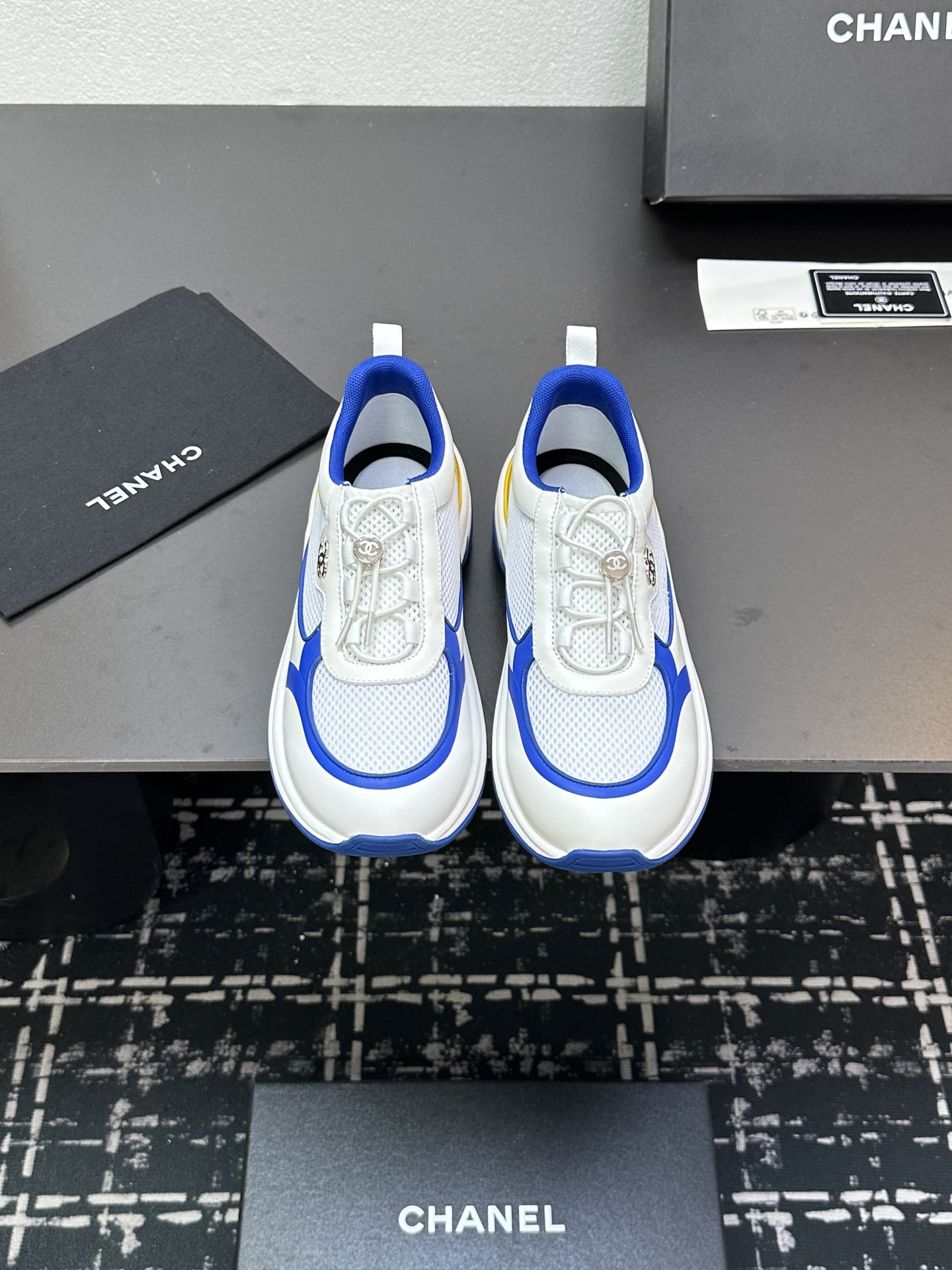 NO:245621,Chanel Chanel Panda Shoes!  Top casual sports shoes for the 2025 counter This classic design; the upper is crafted and electric embroidered style; the sole is fashionable and sporty; it is an extraordinary and has a variety of color matching elements... The diversified mix and match is very beautiful and versatile, casual, fashionable, sports, and outdoors can be taken into account... Go material The upper is made of original imported silk cowhide   original tarp   original top cowhide The inner part is made of original sheepli   net Outsole based on original TPU combination sole The counter is made of high-quality packaging for women 35–41, dad shoes, chanel, chanel, sneakers, cowhide19860909Chanel香奈儿熊猫鞋！2025专柜顶级休闲款运动鞋 这款经典设计；鞋面多种工艺电绣的风格；大底却时尚运动；不平凡的拥入了多种配色元素…… 多元化混搭非常好看百搭,休闲,时尚,运动,户外都能兼顾…… Go 材料 鞋面采用 原版进口头层丝绸牛皮 原版防水布 原版头层牛皮 内里采用 原版羊里 网 大底根据 原版TPU组合大底 专柜精品包装全套女35–41,老爹鞋,chanel,chanel,sneakers,cowhide,Women's Shoes