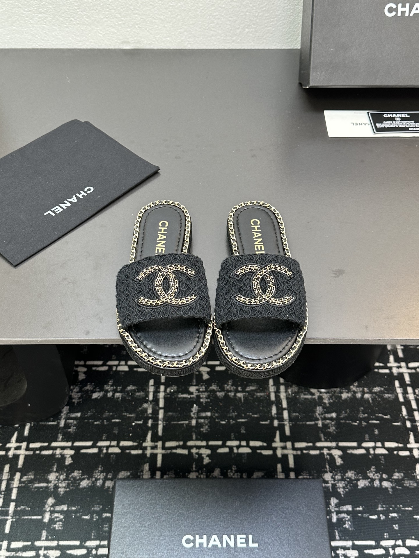 NO:245618,2025★★★★★★ Many celebrities are here to watch, a versatile series that domestic and foreign bloggers are popular, a must-have for spring and summer wardrobe matching. Sandals are the first choice. Upper and satin. Inner: imported crystal sheepskin inner lining. Original mold-open custom rubber sole. Shoe size: 35-39 (40, 41, custom made without return) Delivery. The latest luxury counter synchronous packaging, slippers, sandals, slippers, sheepskin, silk fabric198609092025★★★★★ 众多明星网红上脚,国内外博主刷爆的一个百搭系列,春夏衣橱搭配必备 凉鞋首选 鞋面绸缎  内里: 进口水晶羊皮内里 大底原版开模定制橡胶大底 鞋码: 35-39（40、41、定做不退换） 配送豪华最新专柜同步包装,拖鞋,sandals,slippers,sheepskin,silk fabric,Women's Shoes