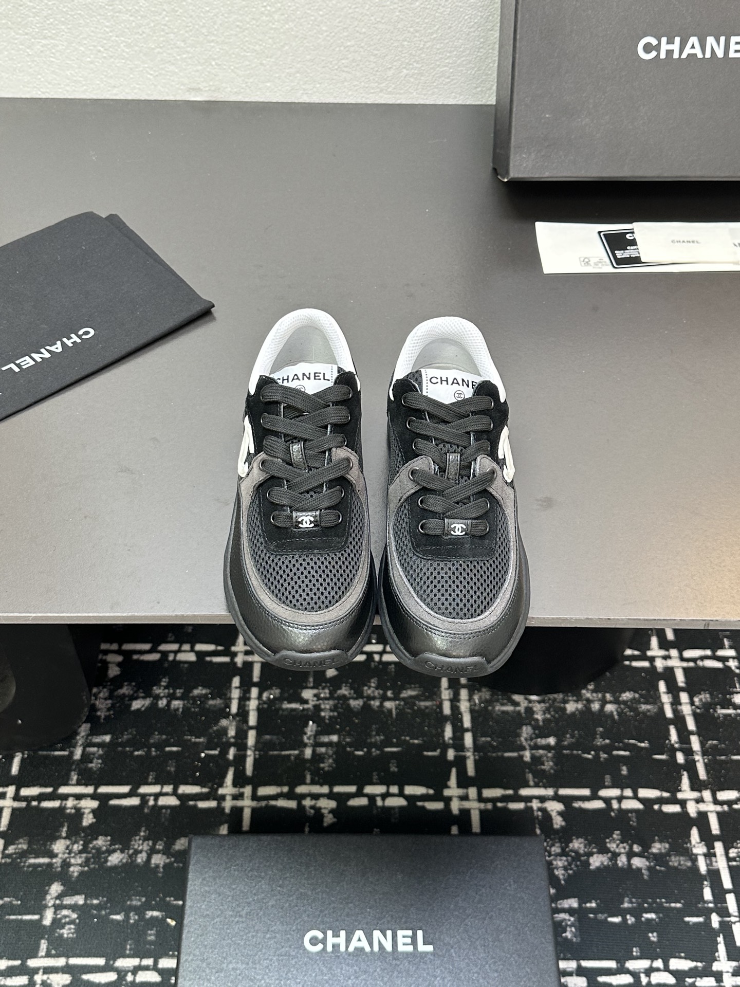 NO:241256,Women's 260 Men's Chanel 24S latest sports shoes skateboard shoes original purchase and development Making goods Xiaoxiang C home Another super big hit counter, the love of internet celebrity bloggers and ladies, various praises from social platforms, popular super high texture and breathable super spring and summer, seeing this issue can always evoke the girl's inner demands for fashion Latest suede material Classic black and white color matching Full of fashionable feeling on the feet Easy to manage Exquisite packaging of delivery counter Fabric: Original custom imported cowhide material Customized soft sheepskin lining inside original mold TPU anti-slip large sole  Size: Women's 35-40 (41/42 customized) Men's 39-44 (38/45 customized), casual shoes/sports shoes, chanel, chanel, chanel, chanel, sneakers, cowhide, sheepskin, chamois leather19860909女260 男款 Chanel香奈儿24S最新款 运动鞋 滑板鞋 原版购入开发 做货 小香 C家 专柜又一超级大爆款,网红博主小姐姐们的挚爱,社交平台的各种夸赞,人气超高质感透气超级春夏,看到这期总能唤起少女内心对时髦的诉求 最新麂皮材质 经典黑白配色 上脚时髦感十足 容易打理 配送专柜精美包装 面料:原版定制进口牛皮材质 内里定制柔软羊皮里 鞋底原版开模TPU防滑大底 Size:女款35-40（41/42订做）男款39-44（38/45订做）,休闲鞋/运动鞋,chanel,chanel,chanel,sneakers,cowhide,sheepskin,chamois leather,Women's Shoes