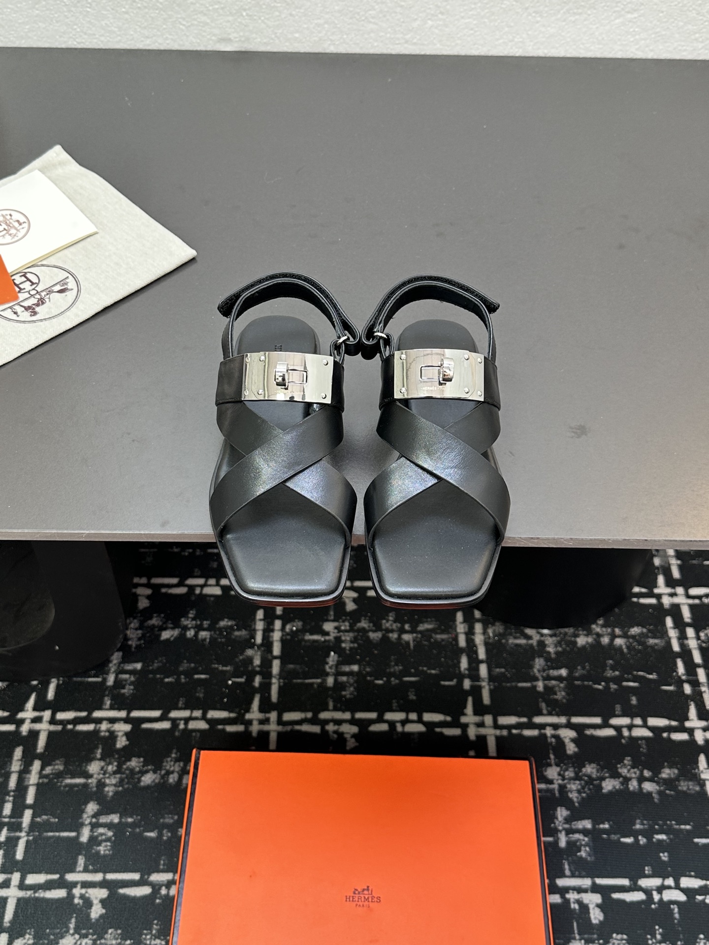 NO:241254,The new counters in 2025 are updated simultaneously. Hermès/Hermès classic Kelly buckle cross-belt flat sandals. Extremely retro design. Strong exotic style. Full of fashionable feeling and a tone for casual wear. Simple styles are great if you match them with a high-end feel. It is hard not to like versatile colors and smooth lines!  The fabric is made of custom imported cowhide/palm cowhide/yangjing. The inner inner inner foot pads are all lambskin. Outsole imported cowhide from Italy. Size35-39 (customized by 40/41/42), sandals, hermes, hermes, sandals, cowhide, sheepskin, sheep198609092025新款专柜同步更新 Hermès/爱马仕经典Kelly扣交叉带平底凉鞋 极约复古的设计 浓厚的异域风情 时髦感十足、随便上脚都很有腔调 简简单单的款式随便搭配一下高级感就很棒 百搭的颜色流畅的线条很难不爱！ 面料采用定制进口牛皮/掌纹牛皮/羊京 内里内里垫脚均为小羊皮 大底意大利进口牛皮大底 Size35-39(40/41/42定制）,凉鞋,hermes,hermes,sandals,cowhide,sheepskin,sheep,Women's Shoes