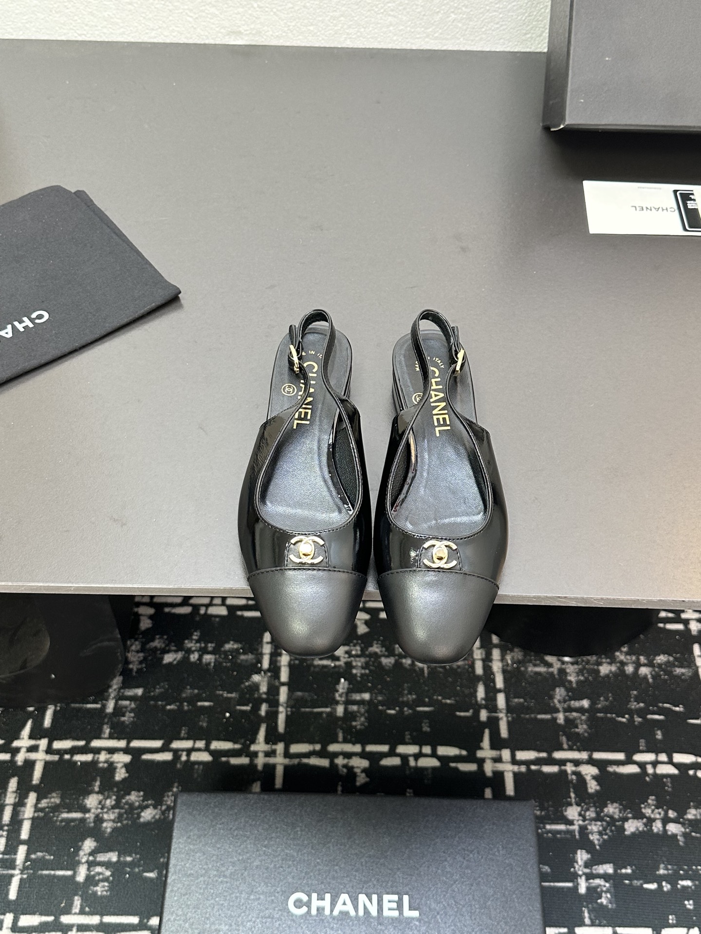 NO:245613,CHANEL Chanel｜Xiaoxiang 25P new classic double C thick heel color-blocking sandals!  The upper is made of sheepskin, the inner tiptoe is all silk sheepskin, imported cowhide, heel height 1.5cm size35-39 (customized by 40/41), sandals, chanel, chanel, sandals, cowhide, sheepskin19860909CHANEL香奈儿｜小香25P新品经典 双C粗跟后空拼色拼接凉鞋！ 鞋面采用羊皮 内里踮脚均为丝绸羊皮 意大利进口牛皮大底 跟高1.5cm size35-39（40/41定制）,凉鞋,chanel,chanel,sandals,cowhide,sheepskin,Women's Shoes