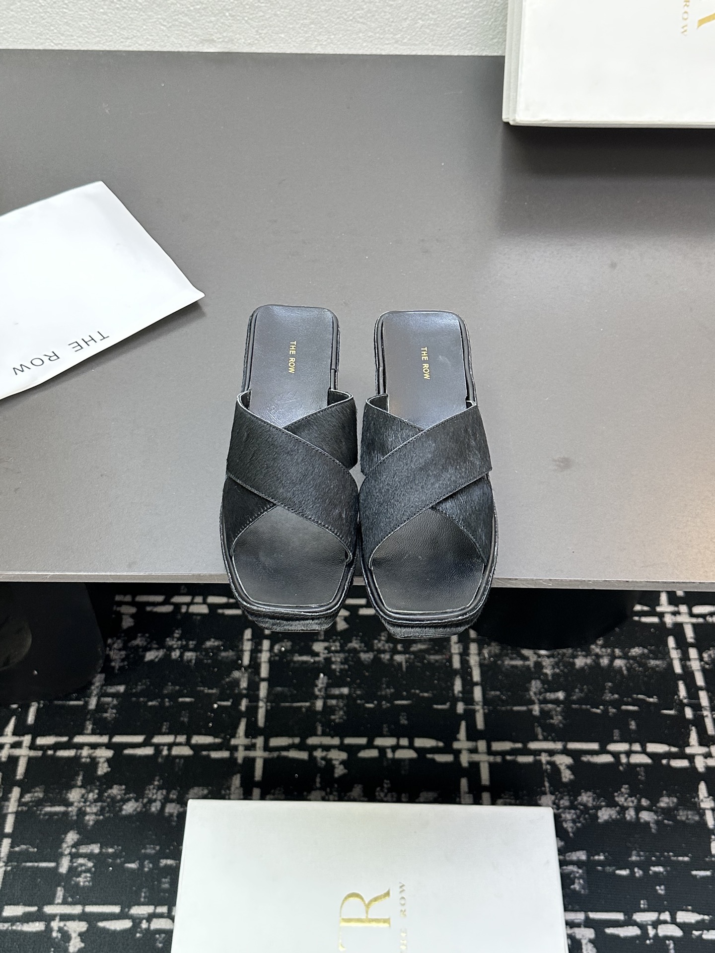 NO:241586,Top version THEROW latest thick-soled slippers. A young brand from the United States, needless to say, is one of the most popular brands in the past two years. The spring and summer season is coming. I feel like sandals are about to explode!  Whether it is paired with jeans, linen leg pants or skirts, it can be very eye-catching!  Must buy a pair. The upper is horse wool sheepskin inner lining. Original open mold genuine leather sole. Size 35-40 (40 not returned or replaced), slippers, sandals, slippers, skirts, jeans, sheepskin, Leather soles19860909顶级版本 THEROW最新款厚底拖鞋 来自美国的年轻品牌,这不用多说,是近两年最火之一的品牌,春夏的季节就要到了 凉鞋我感觉即将要爆火！无论是配牛仔裤,亚麻腿裤还是裙子都可以很亮眼！必须入手一双.鞋面马毛羊皮内里 原版开模真皮大底 码数 35-40（40不退不换）,拖鞋,sandals,slippers,skirts,jeans,sheepskin,Leather soles,Women's Shoes