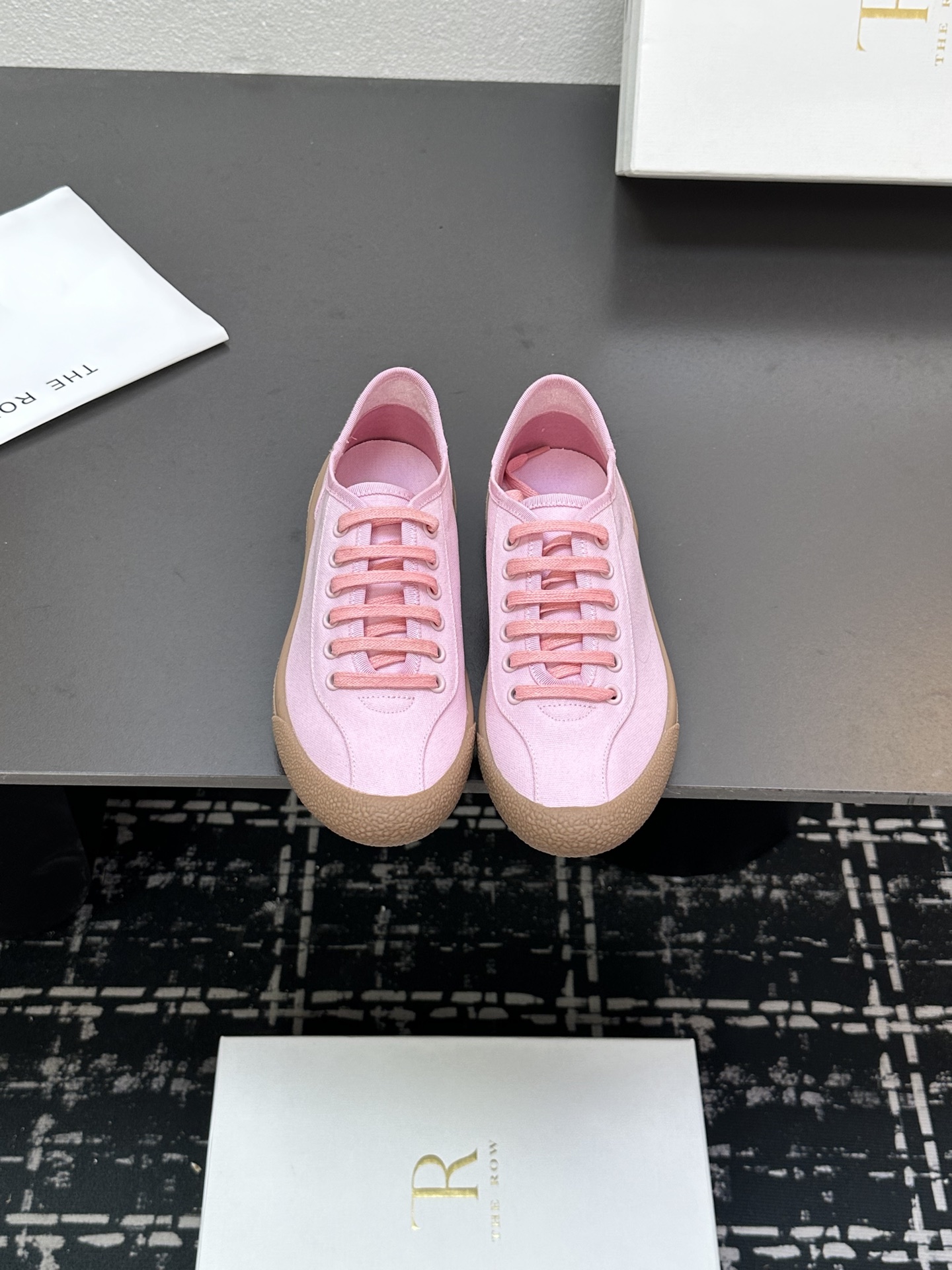 NO:241580,THEROW Spring and Summer 2025 Minimalist Canvas Shoes Low-top Casual Shoes This low-top sneaker is an ideal choice for creating a minimalist casual summer wardrobe. It uses canvas upper and rubber sole in the same color, and is elegant and simple. The upper uses original customized cotton and polyester. Original open molded rubber outsole. Size: 35-40 (40 custom made without return or exchange), casual shoes/sneakers, sneakers19860909THEROW 2025春夏 极简主义帆布鞋低帮休闲鞋 这款低帮运动鞋是打造极简主义休闲夏日衣橱的理想穿搭之选,采用帆布鞋面和同色系橡胶鞋底设计,优雅中不乏简约风格 鞋面采用原版定制棉涤帆布 原版开模橡胶大底 码数:35-40（40订做不退换）,休闲鞋/运动鞋,sneakers,Women's Shoes