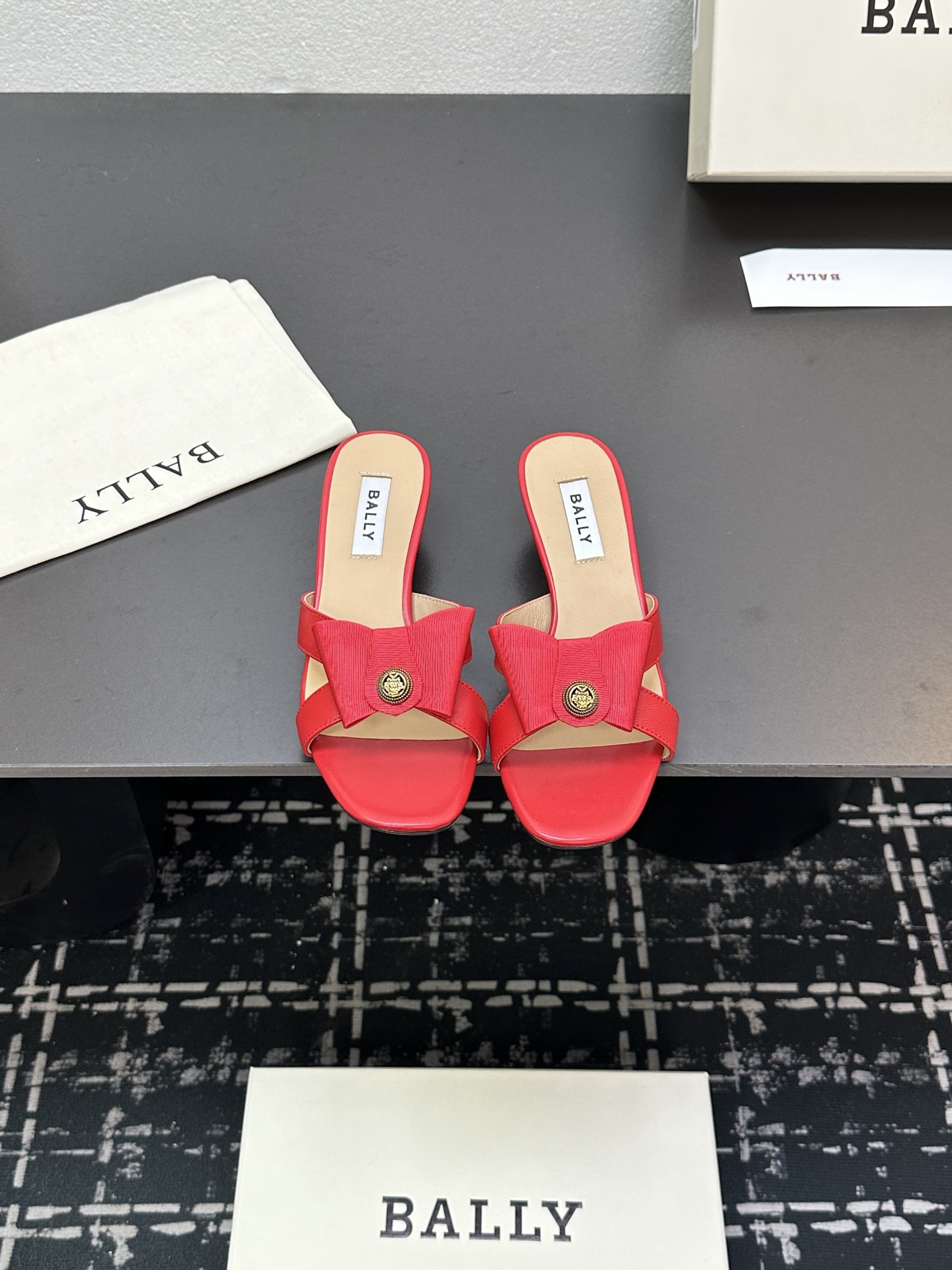 NO:241627,Bally 25ss Spring and Summer New Style, Webbing bow, buckle, thick heel, single shoes, novel and unique style, with a square head design, with the latest Ball* letter buckle design to highlight the brand logo. The upper is soft and comfortable with mixed-bred sheepskin, with a flat sole and thick heel design, allowing you to choose any choice!  The upper is made of original imported mixed-bred sheepskin, inner foot padded sheepskin, heel height 3.5cm, original Italian imported original leather outsole, size 35-40 (40 custom made without return or exchange), slippers, slippers, sheepskin, Leather soles19860909Bally 芭利 25ss春夏新款 织带蝴蝶结 扣饰 粗跟 单鞋 款式新颖别致,采用方形头型设计 配以最新Ball*字母扣搭设计突出品牌标识 鞋面采用混子混种羊皮柔软舒适,平底和粗跟的设计,让你任意选择！ 鞋面采用原版进口混种羊皮 内里垫脚羊皮 跟高3.5cm 鞋底原版意大利进口原色真皮大底 码数35-40（40定做不退换）,拖鞋,slippers,sheepskin,Leather soles,Women's Shoes