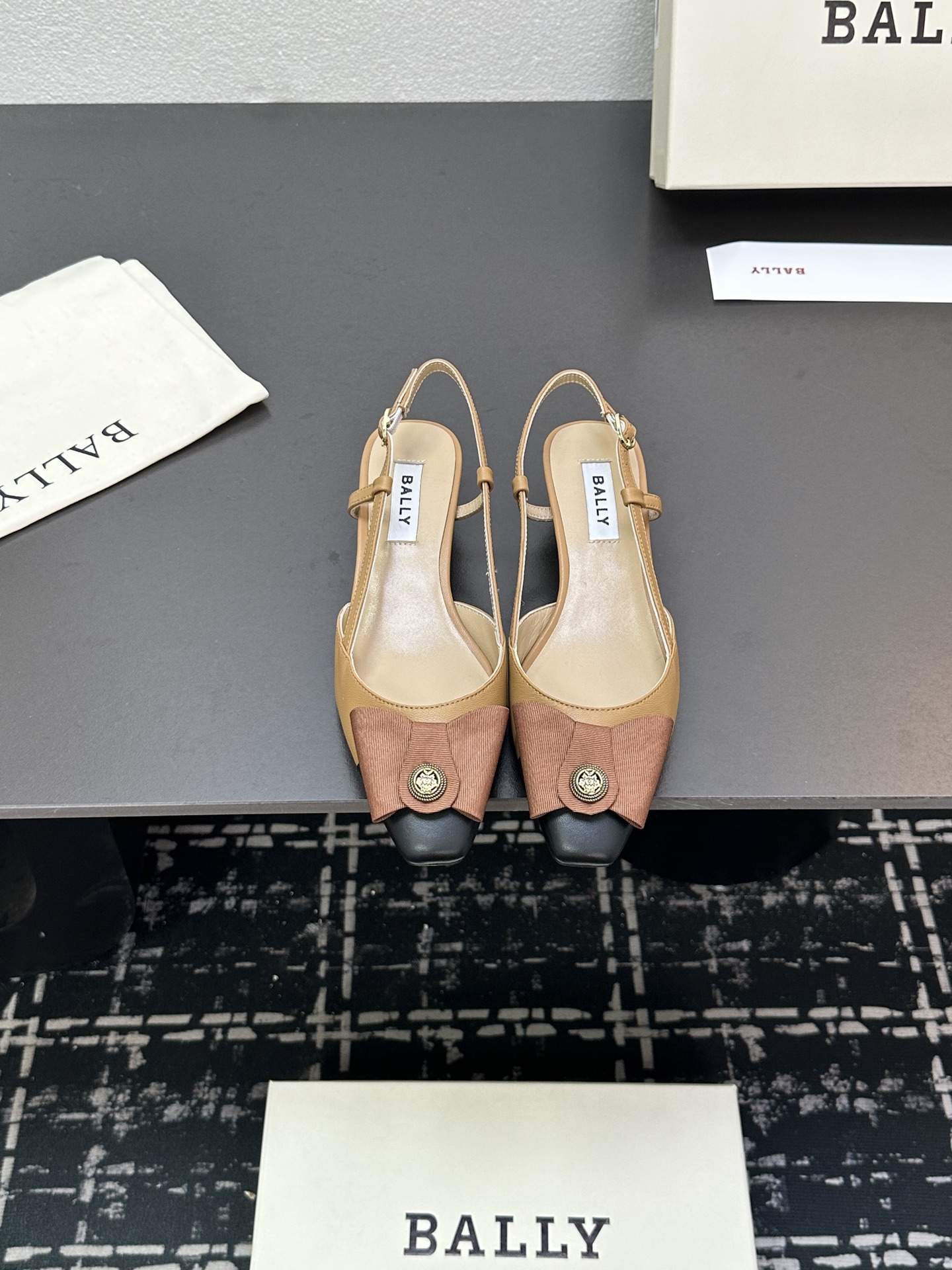 NO:241607,Bally 25ss Spring and Summer New Style, Webbing bow, buckle, thick heel, single shoes, novel and unique style, with a square head design, with the latest Ball* letter buckle design to highlight the brand logo. The upper is soft and comfortable with mixed-bred sheepskin, with a flat sole and thick heel design, allowing you to choose any choice!  The upper is made of original imported mixed-bred sheepskin, inner foot padded sheepskin, heel height 3.5cm, original Italian imported original leather outsole, size 35-40 (40 custom made without return or exchange), sandals, sandals, sheepskin, Leather soles19860909Bally 芭利 25ss春夏新款 织带蝴蝶结 扣饰 粗跟 单鞋 款式新颖别致,采用方形头型设计 配以最新Ball*字母扣搭设计突出品牌标识 鞋面采用混子混种羊皮柔软舒适,平底和粗跟的设计,让你任意选择！ 鞋面采用原版进口混种羊皮 内里垫脚羊皮 跟高3.5cm 鞋底原版意大利进口原色真皮大底 码数35-40（40定做不退换）,凉鞋,sandals,sheepskin,Leather soles,Women's Shoes