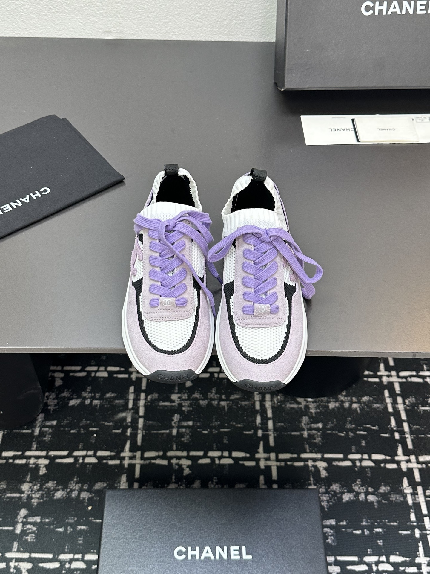 NO:245608,Top version 35-40 (41/42 custom made without return) Xiaoxiang C home SS early spring new pink checkered wool green wool spliced ​​casual sneakers Chan*l classic style has played new tricks. The new season's casual shoes are all very good in color and have a spring flavor. If you say the hottest, the best match will definitely be wool cloth. The most comfortable shoes in Xiaoxiang, you must highly recommend this sneaker. The sole is light and comfortable. You can run and jump. Suede spliced ​​wool/electric embroidered plaid cloth. Sole open-mold comfortable rubber combination sole, casual shoes/sports shoes, chanel, chanel, sneakers, chamois leather19860909顶级版本 35-40 (41/42定做不退换) 小香C家SS早春新款粉色方格毛呢绿色毛呢拼接休闲运动鞋 Chan*l经典款又玩出了新花样 新一季的休闲鞋配色都很好看 非常有春天的味道 要说最火 最好搭配 那一定毛呢子布 小香中最最舒适的鞋子,那一定强烈推荐此款运动鞋 鞋底轻便舒适 跑跳皆可 鞋面麂皮拼接毛呢/电绣格子布 鞋底开模舒适橡胶组合底,休闲鞋/运动鞋,chanel,chanel,sneakers,chamois leather,Women's Shoes