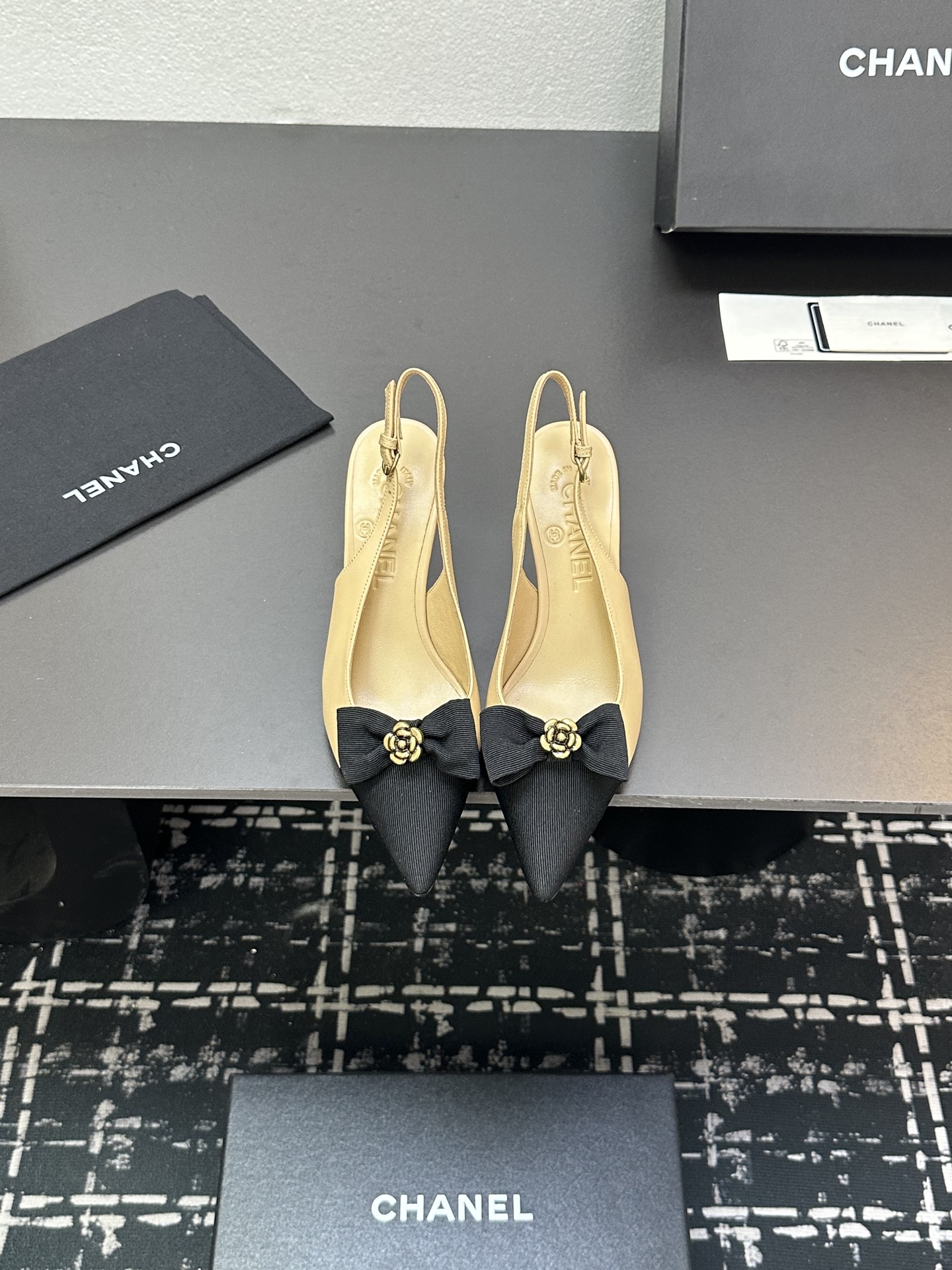 NO:245604,2025★★★★★★ Many celebrities are popular, a versatile series that domestic and foreign bloggers are popular. A must-have for spring and summer wardrobe matching. Sandals are the first choice. Upper cowhide inner lining: imported crystal sheepskin lining, original mold-open custom leather sole Shoe size: 35-39 (40, 41, custom made without return) Delivery luxury latest counter synchronous packaging, sandals, sandals, cowhide, sheepskin, Leather soles198609092025★★★★★ 众多明星网红上脚,国内外博主刷爆的一个百搭系列,春夏衣橱搭配必备 凉鞋首选. 鞋面牛皮  内里: 进口水晶羊皮内里 大底原版开模定制真皮大底 鞋码: 35-39（40、41、定做不退换） 配送豪华最新专柜同步包装,凉鞋,sandals,cowhide,sheepskin,Leather soles,Women's Shoes