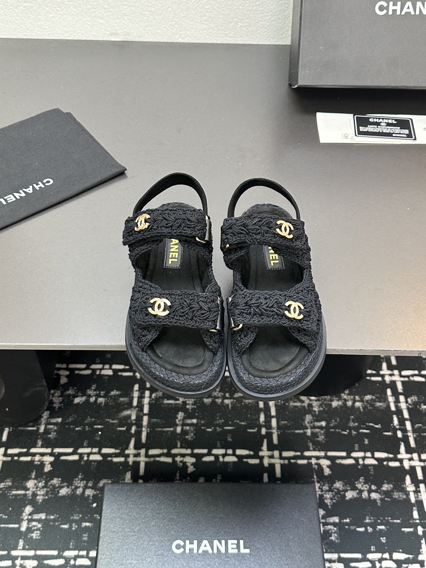 NO:245601,The latest fabrics for spring and summer 2025 - the counter mainly promotes Velcro beach sandals new color series ★★★★★ Many celebrities are here to watch, a versatile series that domestic and foreign bloggers are popular, a must-have for spring and summer wardrobe matching, the first choice for sandals. Imported super soft sheepskin upper lining: imported crystal sheepskin inner lining, large sole open mold custom rubber sole Shoe size: 35-39 (40, 41, 42 custom made without return and exchange) Delivery luxury latest counter synchronous packaging, sandals, sandals, sheepskin198609092025春夏最新面料——专柜主推魔术贴沙滩凉鞋新色系列上新 ★★★★★ 众多明星网红上脚,国内外博主刷爆的一个百搭系列,春夏衣橱搭配必备 凉鞋首选. 鞋面进口超柔羊皮  内里: 进口水晶羊皮内里 大底开模定制橡胶底 鞋码: 35-39（40、41、42定做不退换） 配送豪华最新专柜同步包装,凉鞋,sandals,sheepskin,Women's Shoes