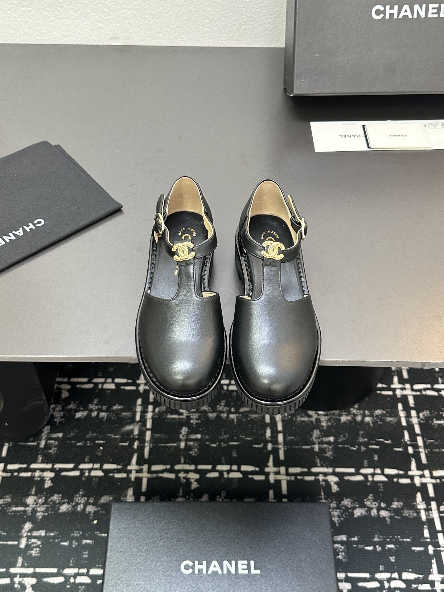 NO:245597,2025★★★★★★ Many celebrities are here to watch, a versatile series that domestic and foreign bloggers are popular. A must-have for spring and summer wardrobe matching. Sandals are the first choice. Upper cowhide inner lining: imported crystal sheepskin lining, large sole original mold-open custom rubber sole Shoe size: 35-39 (40, 41, customized non-return and exchange) Delivery luxury latest counter synchronous packaging, sandals, sandals, cowhide, sheepskin198609092025★★★★★ 众多明星网红上脚,国内外博主刷爆的一个百搭系列,春夏衣橱搭配必备 凉鞋首选. 鞋面牛皮  内里: 进口水晶羊皮内里 大底原版开模定制橡胶底 鞋码: 35-39（40、41、定做不退换） 配送豪华最新专柜同步包装,凉鞋,sandals,cowhide,sheepskin,Women's Shoes