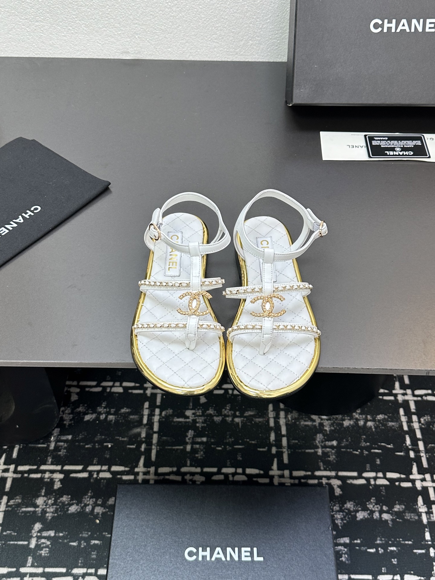 NO:245583,2025★★★★★★ Many celebrities are here to watch, a versatile series that domestic and foreign bloggers are popular. A must-have for spring and summer wardrobe matching. Sandals are the first choice. Upper sheepskin inner lining: imported crystal sheepskin inner lining, original mold-open custom leather sole Shoe size: 35-39 (40, 41, custom made without return) Delivery luxury latest counter synchronous packaging, sandals, sandals, sheepskin, Leather soles198609092025★★★★★ 众多明星网红上脚,国内外博主刷爆的一个百搭系列,春夏衣橱搭配必备 凉鞋首选. 鞋面羊皮  内里: 进口水晶羊皮内里 大底原版开模定制真皮大底 鞋码: 35-39（40、41、定做不退换） 配送豪华最新专柜同步包装,凉鞋,sandals,sheepskin,Leather soles,Women's Shoes