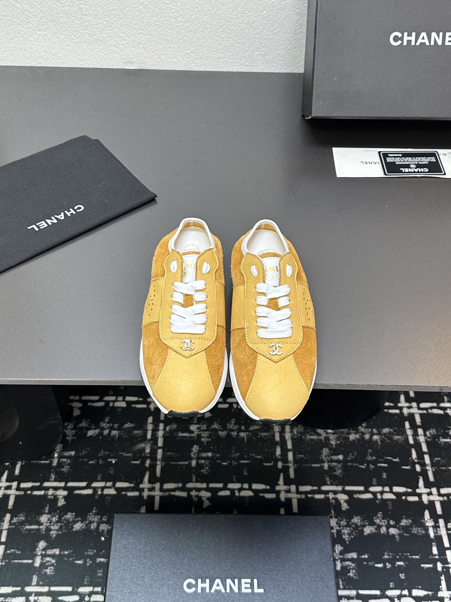 NO:245579,2025★★★★★★ Many celebrities are here to watch, a versatile series that domestic and foreign bloggers are popular. A must-have for spring and summer wardrobe matching. Sandals are the first choice. Upper sheepskin inner lining: imported crystal sheepskin inner lining, original mold-open custom rubber sole Shoe size: 35-39 (40, 41, customized without return) Delivery luxury latest counter synchronous packaging, casual shoes/sports shoes, sandals, sneakers, sheepskin198609092025★★★★★ 众多明星网红上脚,国内外博主刷爆的一个百搭系列,春夏衣橱搭配必备 凉鞋首选. 鞋面羊皮  内里: 进口水晶羊皮内里 大底原版开模定制橡胶大底 鞋码: 35-39（40、41、定做不退换） 配送豪华最新专柜同步包装,休闲鞋/运动鞋,sandals,sneakers,sheepskin,Women's Shoes