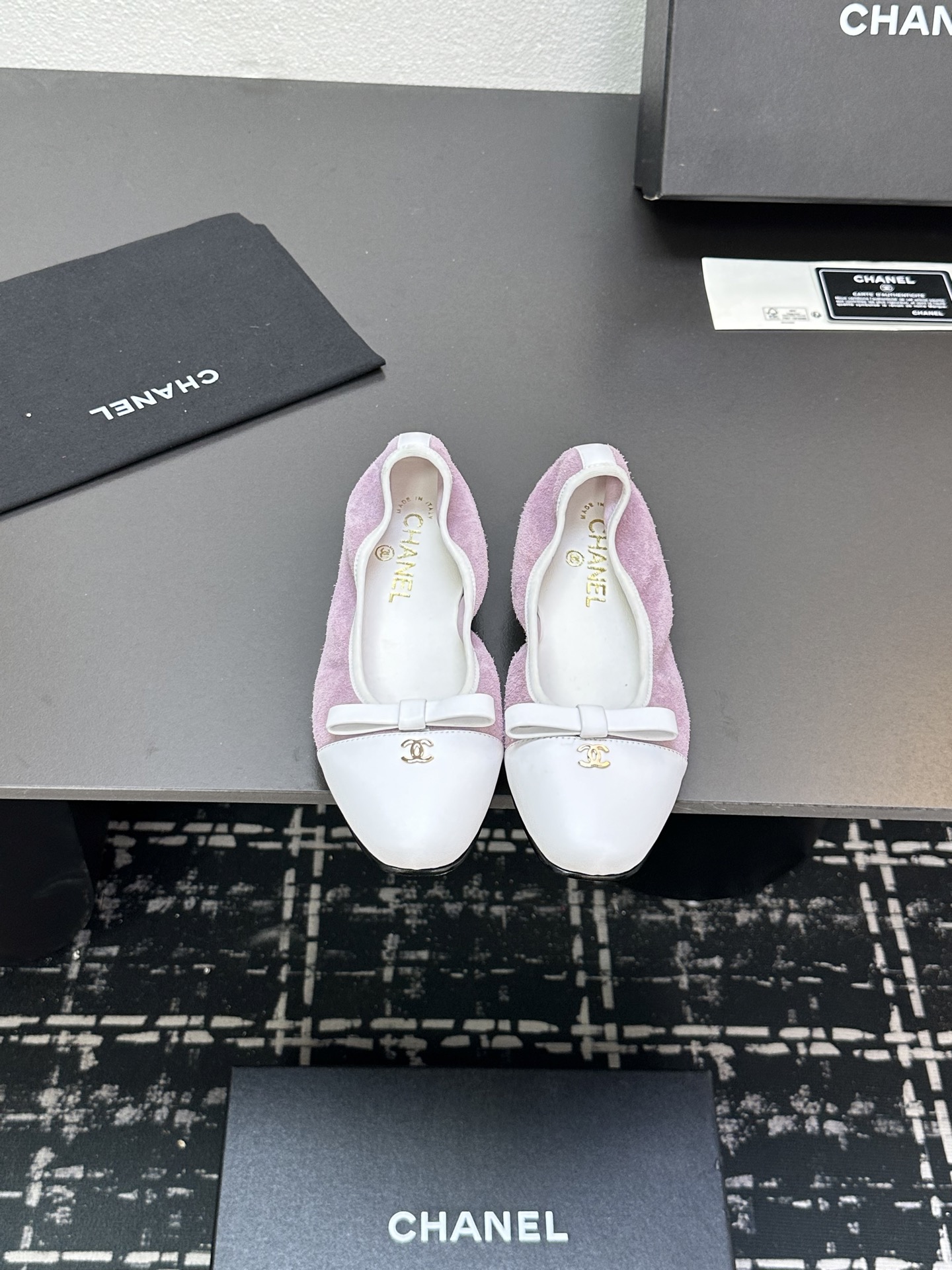 NO:245573,2025★★★★★★ Many celebrities are popular, a versatile series that domestic and foreign bloggers are popular. A must-have for spring and summer wardrobe matching. Sandals are the first choice. Upper sheepskin inner lining: imported crystal sheepskin inner lining, original mold-open custom leather sole Shoe size: 35-39 (40, 41, customized without return) Delivery luxury latest counter synchronous packaging, ballet shoes, sandals, sheepskin, Leather soles198609092025★★★★★ 众多明星网红上脚,国内外博主刷爆的一个百搭系列,春夏衣橱搭配必备 凉鞋首选. 鞋面羊皮  内里: 进口水晶羊皮内里 大底原版开模定制真皮大底 鞋码: 35-39（40、41、定做不退换） 配送豪华最新专柜同步包装,芭蕾舞鞋,sandals,sheepskin,Leather soles,Women's Shoes