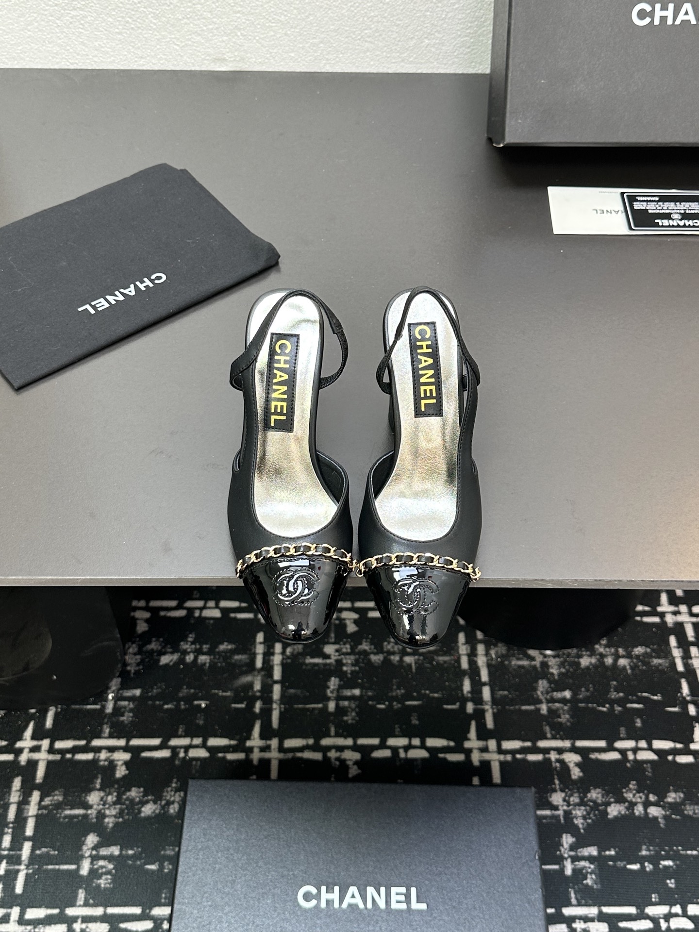 NO:245513,*|| Chain high heels Xiaoxiang hollow sandals are as popular as Ms. Chanel said, 