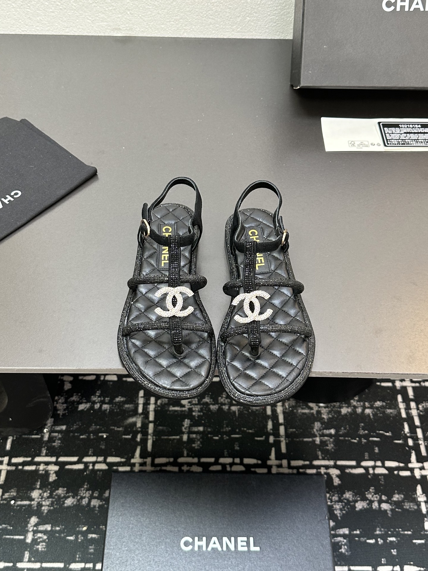 NO:262294,2025★★★★★★ Many celebrities are here to watch, a versatile series that domestic and foreign bloggers are popular. A must-have for spring and summer wardrobe matching. Sandals are the first choice. Upper sheepskin inner lining: imported crystal sheepskin inner lining, original mold-open custom leather sole Shoe size: 35-39 (40, 41, custom made without return) Delivery luxury latest counter synchronous packaging, sandals, sandals, sheepskin, Leather soles198609092025★★★★★ 众多明星网红上脚,国内外博主刷爆的一个百搭系列,春夏衣橱搭配必备 凉鞋首选. 鞋面羊皮  内里: 进口水晶羊皮内里 大底原版开模定制真皮大底 鞋码: 35-39（40、41、定做不退换） 配送豪华最新专柜同步包装,凉鞋,sandals,sheepskin,Leather soles,Women's Shoes