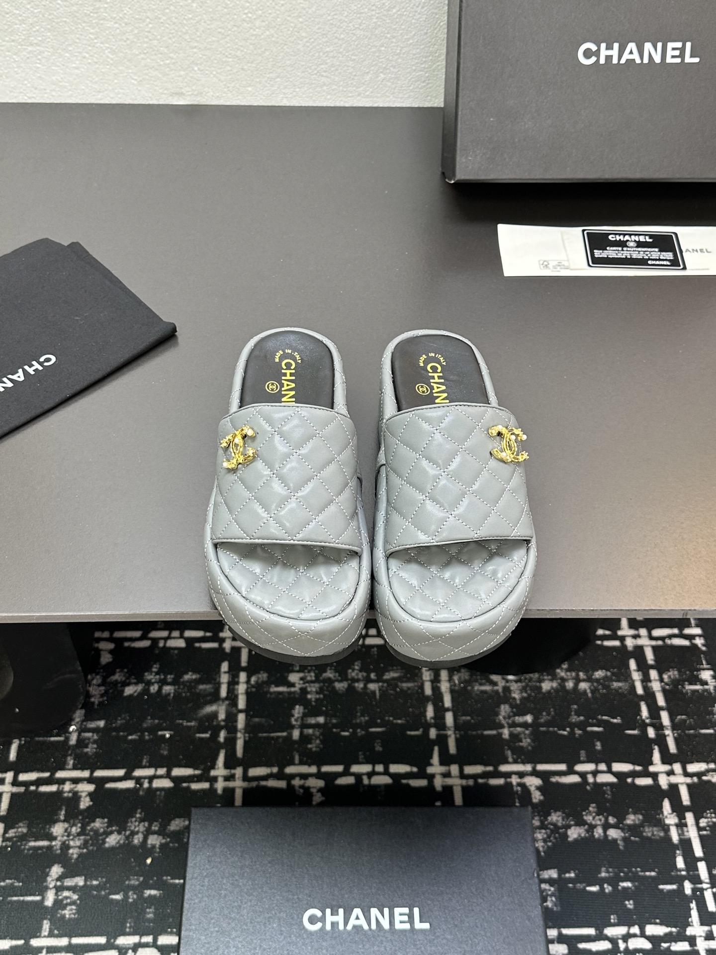 NO:262293,2025★★★★★★ Many celebrities are here to watch, a versatile series that domestic and foreign bloggers are popular. A must-have for spring and summer wardrobe matching. Sandals are the first choice. Upper sheepskin inner lining: imported crystal sheepskin inner lining, original mold-open custom rubber sole Shoe size: 35-39 (40, 41, customized without return) Delivery luxury latest counter synchronous packaging, slippers, sandals, slippers, sheepskin198609092025★★★★★ 众多明星网红上脚,国内外博主刷爆的一个百搭系列,春夏衣橱搭配必备 凉鞋首选. 鞋面羊皮  内里: 进口水晶羊皮内里 大底原版开模定制橡胶大底 鞋码: 35-39（40、41、定做不退换） 配送豪华最新专柜同步包装,拖鞋,sandals,slippers,sheepskin,Women's Shoes