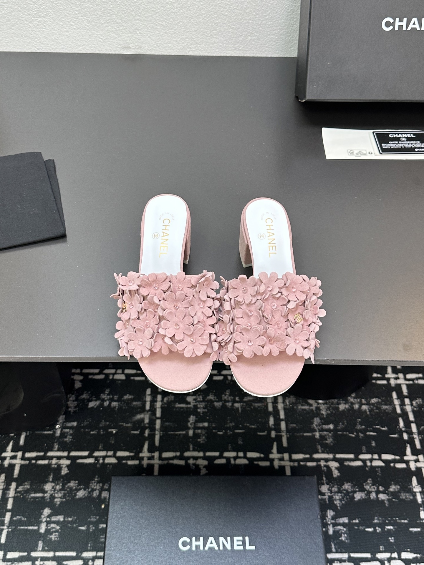 NO:262290,2025★★★★★★ Many celebrities are here to watch, a versatile series that domestic and foreign bloggers are popular. A must-have for spring and summer wardrobe matching. Sandals are the first choice. Upper sheepskin inner lining: imported crystal sheepskin inner lining, original mold-open custom leather sole Shoe size: 35-39 (40, 41, custom made without return) Delivery luxury latest counter synchronous packaging, slippers, sandals, slippers, sheepskin, Leather soles198609092025★★★★★ 众多明星网红上脚,国内外博主刷爆的一个百搭系列,春夏衣橱搭配必备 凉鞋首选. 鞋面羊皮  内里: 进口水晶羊皮内里 大底原版开模定制真皮大底 鞋码: 35-39（40、41、定做不退换） 配送豪华最新专柜同步包装,拖鞋,sandals,slippers,sheepskin,Leather soles,Women's Shoes