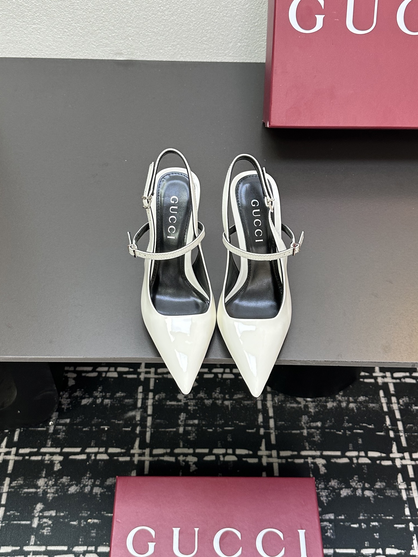 NO:260737,G family's 25-year bamboo heel series launched. Simple style, sexy on the feet, allowing you to easily match with all kinds of styles. ① Upper, niggas patent leather ② Inner, ③ Outsole, genuine leather, outsole, ④ Heel height 9.5cm ⑤ Size35-42 size (customized by 40/41/42) ⑥ Price:, high heels, sandals, gucci, sandals, high heels, sheepskin, Leather soles19860909G家25年竹节跟系列推出 简单的款式 ,上脚性感 让你轻松搭配尽显各种风格 ①鞋面牛漆皮 ②内里羊皮 ③大底真皮大底 ④跟高9.5cm ⑤Size35-42码（40/41/42定制） ⑥价格:,高跟鞋凉鞋,gucci,sandals,high heels,sheepskin,Leather soles,Women's Shoes