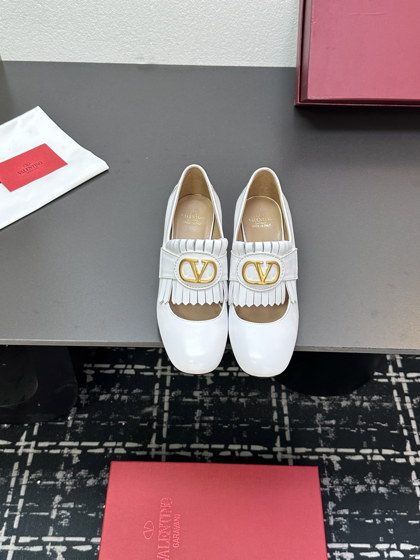 NO:260763,Valentino Valentino —————————————— Guest Korean-style cowhide inner sheepskin Heel height 2.5cm Outsole genuine leather outsole Size 35-42 (customized for 40.41.42) Price, semi-shoe shoes, valentino, valentino, cowhide, sheepskin, Leather soles19860909Valentino华伦天伦 ———————— 鞋面韩腊感牛皮 内里羊皮 跟高2.5cm 大底真皮大底 码数35-42（40.41.42定制） 价格,半拖单鞋,valentino,valentino,cowhide,sheepskin,Leather soles,Women's Shoes