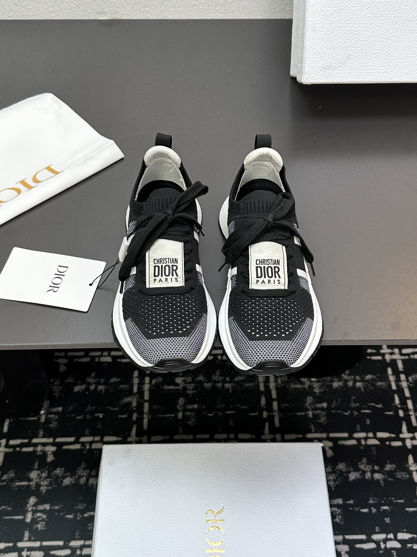 NO:260760,DIOR CHRONO High-end new style, casual, business, integrated sports shoes. Simple and super versatile. Upper matching Logo cloth. It is perfect and luxurious to wear with spring, summer, autumn and winter clothing. It is even more comfortable to wear!  The original material is disassembled and perfectly replicated. The flying woven upper is breathable and comfortable. The original super light TPU absorbent film and anti-slip sole. It is unique. It is full of details and fine workmanship. It is worth owning. The configuration counter is original packaging. 3 colors are included. SIZE35--40 (41 can be customized), casual shoes/sports shoes, dior, dior, sneakers19860909DIOR CHRONO迪奥 高版本新款.休闲.商务.集一体运动鞋. 简约超级百搭. 鞋面搭配 Logo布标.上脚完美奢华可任意搭配春夏秋冬服饰. 上脚更是舒适！ 材质原版拆解完美复刻. 飞织鞋面透气舒适.原版超级轻盈TPU吸膜防滑大底. 别出心裁.细节满满.做工精细.值得拥有 配置专柜原版包装. 3色同入 SIZE35--40（41可订做）,休闲鞋/运动鞋,dior,dior,sneakers,Women's Shoes