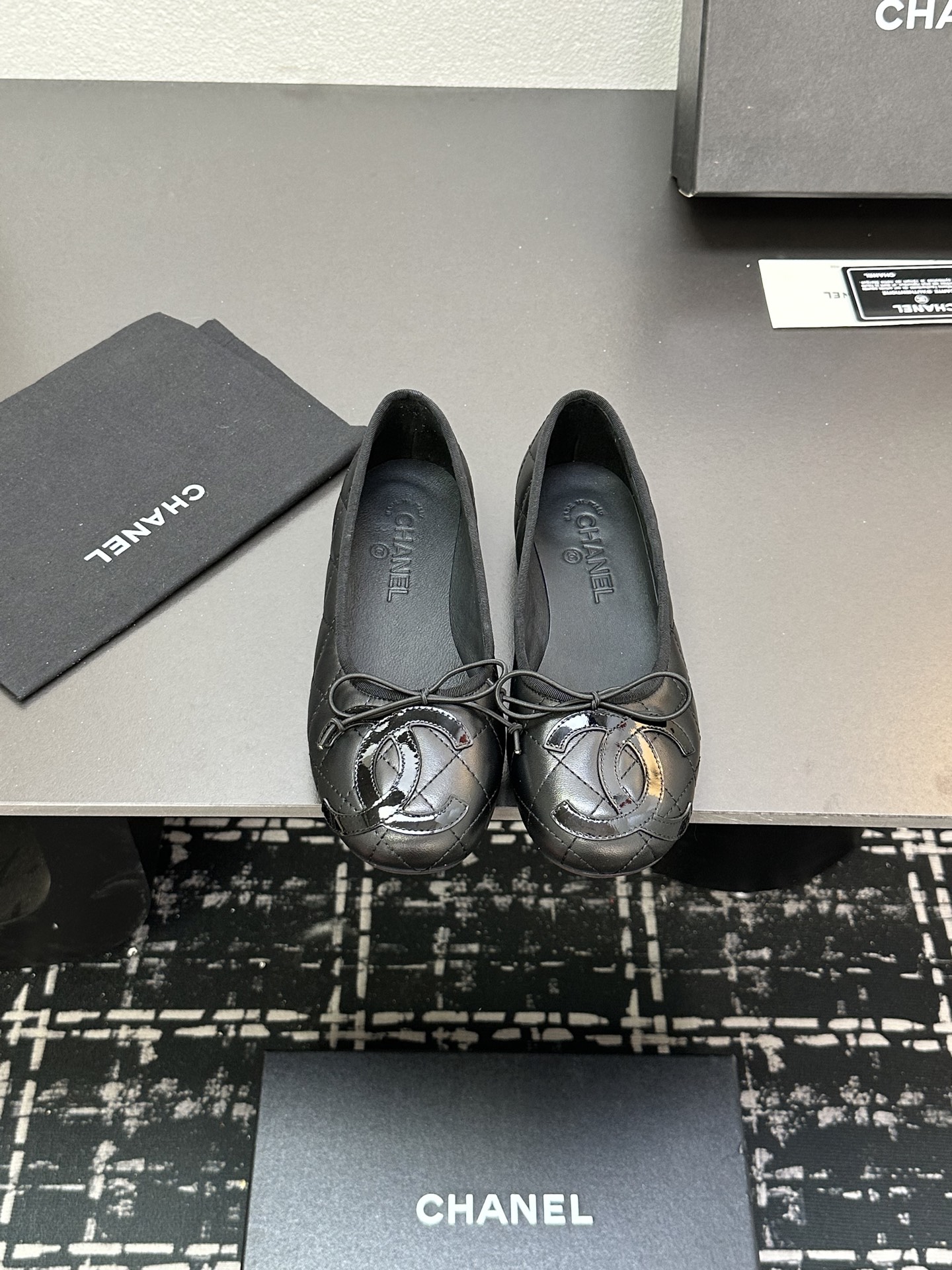 NO:260898,CHANEL Xiaoxiang 25/A Spring and Summer Ballet Shoes Black and White Kangpeng Shoes Flat Sole Single Shoes Counter Quality One of the must-have classics every year!  Latest designs make it more visible and tasteful ~ All materials are customized according to the original version!  Purchase genuine products to develop. Universal and versatile artifact, summer beach, durable model. Fabric sole customization on official website. Size 35-39 (40.41 customization), single shoes, chanel19860909CHANEL小香25/A春夏 芭蕾舞鞋黑白康鹏鞋平底单鞋 专柜品质 每年必入的经典款之一！最新 设计 更加彰显和品味～所有材质都根据原版定制！购入正品开发.万能百搭神器,夏日沙滩,耐造款. 面料 底 官网对版定制 码数35-39（40.41定）,单鞋,chanel,Women's Shoes