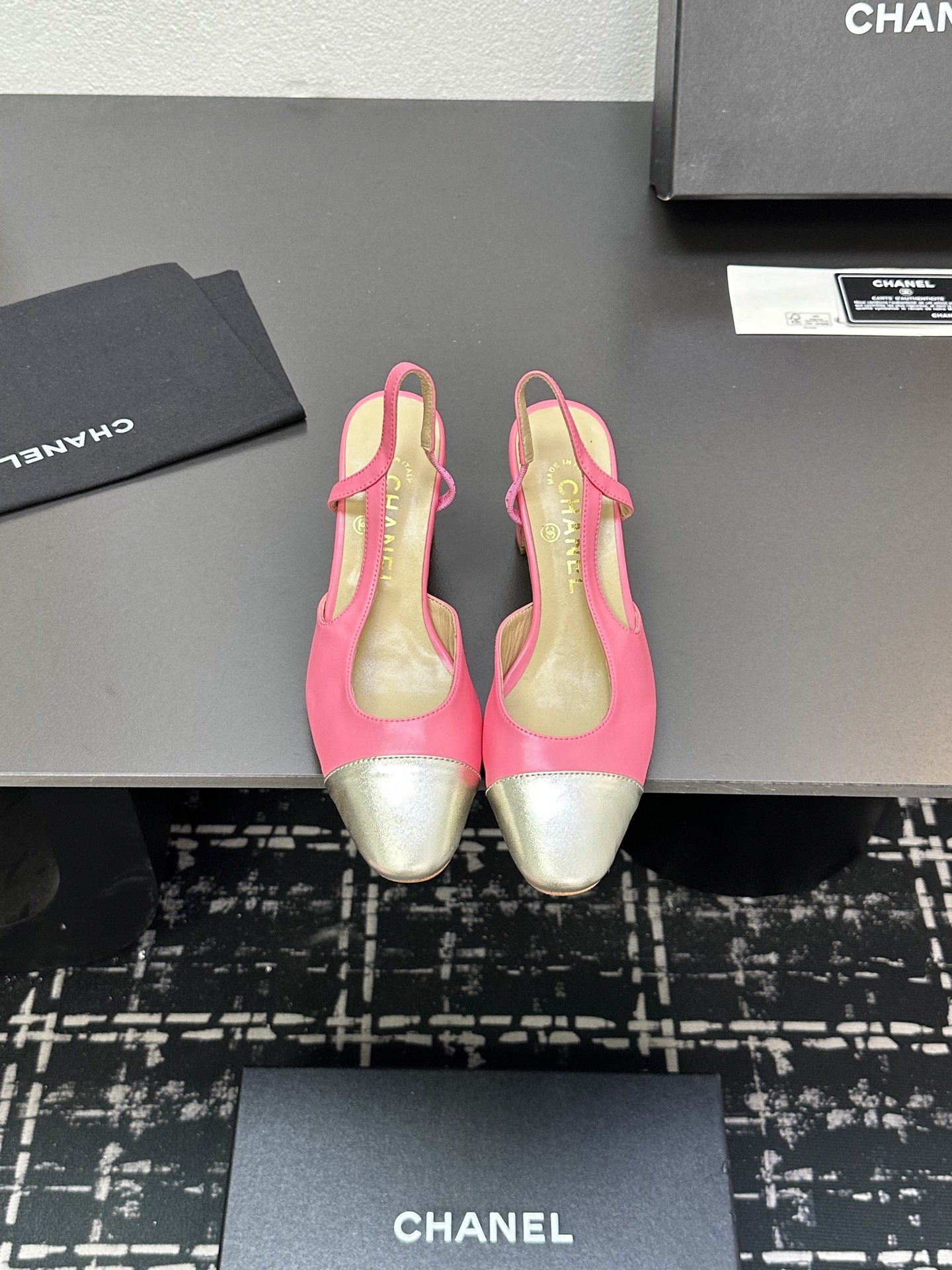 NO:263172,Chane L Classic slingback Xiaoxiang hollow sandals Just like what coco Chanel said is fleeting, but the style lasts forever!  This pair of empty shoes is the classic among Xiangjia classics!  The two-color combination is simple and exquisite. The universal evergreen style in the nine counters is always out of date!  After careful copy, you found that what you bought is the latest classic model in the counter, imported mixed-bred sheepskin material, imported mixed-bred sheepskin, and imported cowhide soles from Italy!  Top quality: 6.5cm high heels, size 34~43 (34.41.42.43. Customized); flat heels, size 34~45. (34.41.42.43.44.45. Customized) (The same color scheme can be used in the picture) More than 400 colors, sandals, chanel, chanel, chanel, sandals, cowhide, sheepskin19860909Chane L 经典slingback 小香后空凉鞋 就像coco香奈儿女士说的流行稍纵即逝,但风格永存！这双后空鞋就是香家经典中的经典！双色搭配,简约精致,九专柜里的万能长青款,永远不过时单品！ 细copy,发现您买到的就是专柜最新的经典款 进口混种羊皮面材质,进口混种羊皮 意大利进口牛皮鞋底！ 顶级品质 高跟6.5cm,码数34～43（34.41.42.43.定做）； 平跟 2cm,码34～45.（34.41.42.43.44.45.定做）（同款配色可来图）四百多个色,凉鞋,chanel,chanel,chanel,sandals,cowhide,sheepskin,Women's Shoes