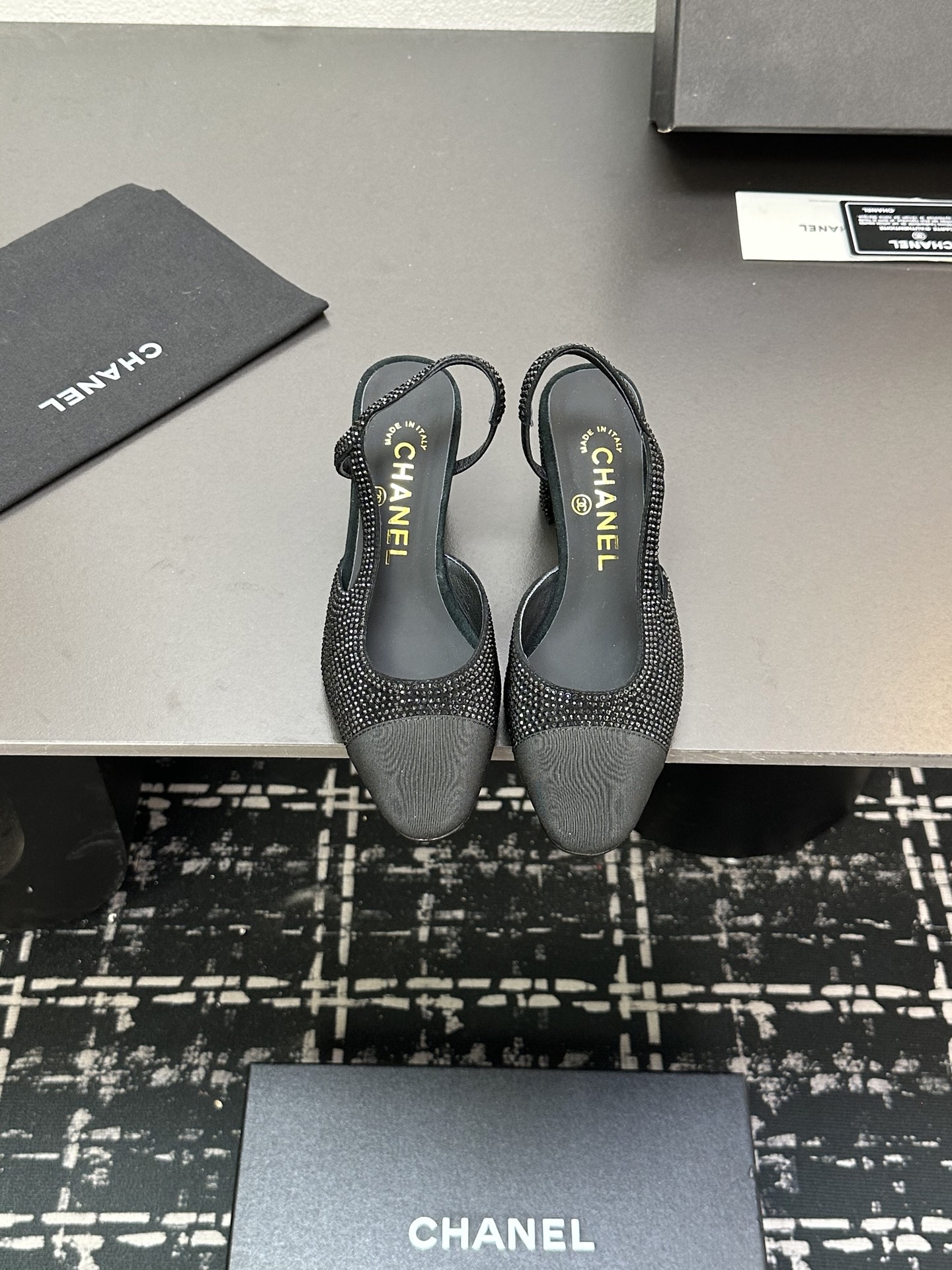 NO:263182,Chanel purchasing level CHA's most worthy classic style. Thick heel square toe color-blocking versatile high heel hollow women's sandals. Material: The upper is made of imported full-grain mixed-bred sheepskin spliced ​​silk satin   inner mixed-bred sheepskin   Italian imported cowhide sole Size: 35–39 (34 40 41 42 43 nails) Heel height: 6cm flat sole 2cm, sandals, chanel, sandals, cowhide, sheepskin, real silk, silk fabric19860909香奈儿代购级别 CHA最值得拥有的经典款 粗跟方头拼色百搭高跟后空女凉鞋 材质:鞋面采用进口全粒面混种羊皮拼接真丝绸缎 内里混种羊皮 意大利进口牛皮底Size:35–39（34 40 41 42 43钉做） 跟高:6cm 平底2cm,凉鞋,chanel,sandals,cowhide,sheepskin,real silk,silk fabric,Women's Shoes