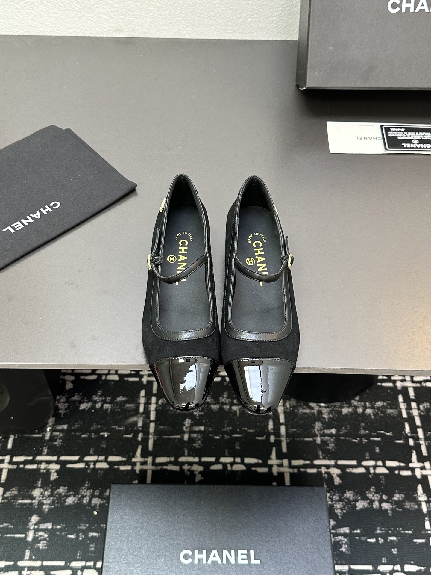 NO:263181,Top version Xiaoxiang 23k Mary Zhen's new most beautiful series. Xiangjia's high-end feel is always convincing. It looks quite simple but it's inexplicably high-end. Many people asked me to go to work before. This single shoe that I wanted to go to work was recommended by two hands. The square toe determines its style. The commuter model is also very inclusive for the foot type. Suitable for a variety of foot types. Imported beef patent leather on the upper. The inner part is made of mixed-type imported lambskin. It is soft to put it in. Customized Italian leather sole with heel height 2.5cm Size35-39 (customized by 40 and 41), Mary Zhen, chanel, mary jane, sheepskin19860909顶级版本 小香23k 玛丽珍新品最美系列 香家高级感这块总让人大写的服气 看起来蛮简单的款式 但上脚就莫名很高阶 之前好多人找我要上班的单鞋这款举双手推荐 方方的鞋头决定了它的风格走向 上班通勤款 对脚型的包容度也很高 适合各种各样的脚型 鞋面进口牛漆皮 内里采用混种进口小羊皮 伸进去软软的哦 大底定制意大利真皮底 跟高2.5cm Size35-39（40、41定制）,玛丽珍,chanel,mary jane,sheepskin,Women's Shoes