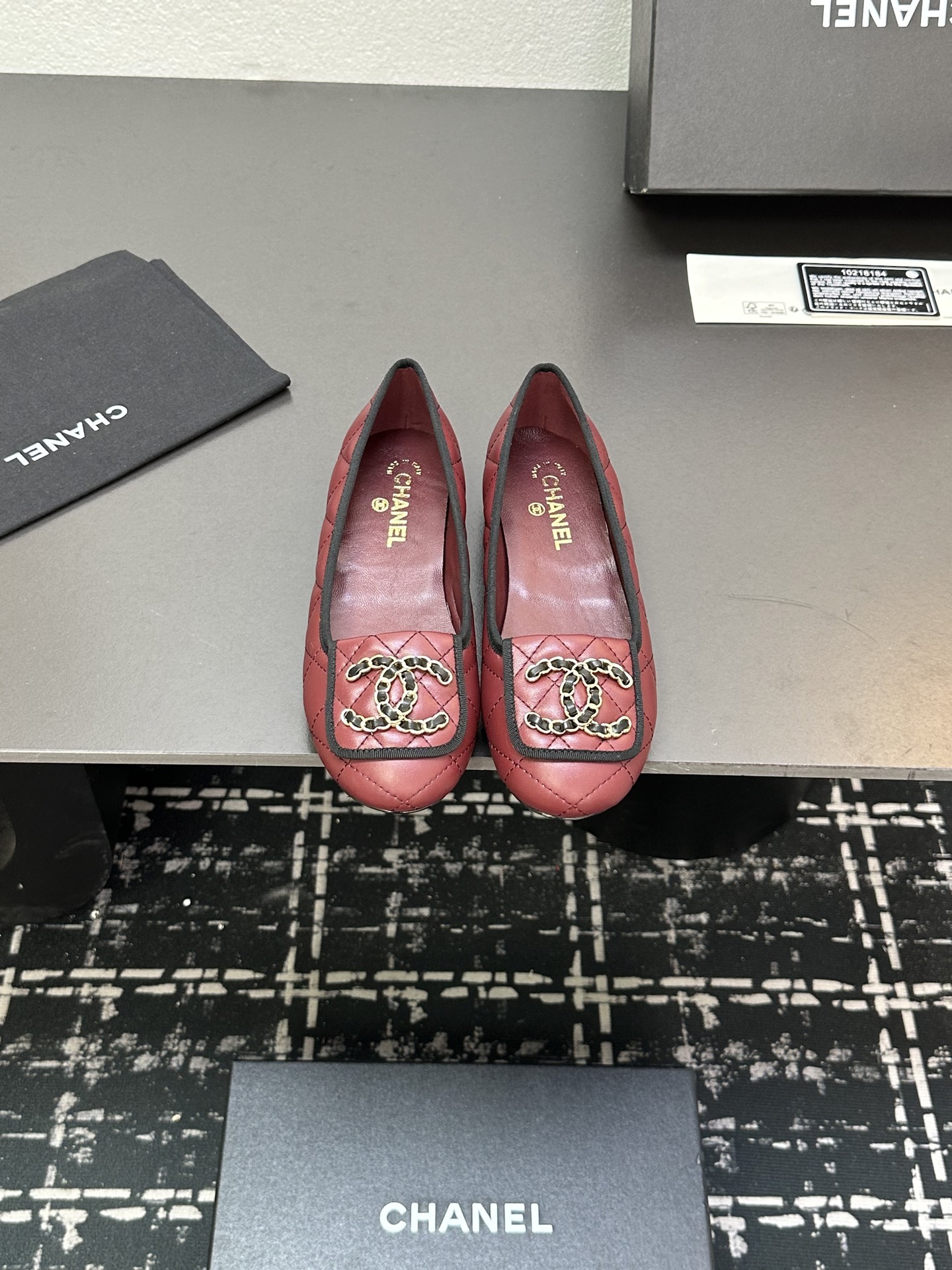 NO:264928,2025★★★★★★ Many celebrities are here to watch, a versatile series that domestic and foreign bloggers are popular. A must-have for spring and summer wardrobe matching. Sandals are the first choice. Upper sheepskin inner lining: imported crystal sheepskin inner lining, original mold-open custom leather sole Shoe size: 35-39 (40, 41, custom made without return) Delivery luxury latest counter synchronous packaging, single shoes, sandals, sheepskin, Leather soles198609092025★★★★★ 众多明星网红上脚,国内外博主刷爆的一个百搭系列,春夏衣橱搭配必备 凉鞋首选. 鞋面羊皮  内里: 进口水晶羊皮内里 大底原版开模定制真皮大底 鞋码: 35-39（40、41、定做不退换） 配送豪华最新专柜同步包装,单鞋,sandals,sheepskin,Leather soles,Women's Shoes