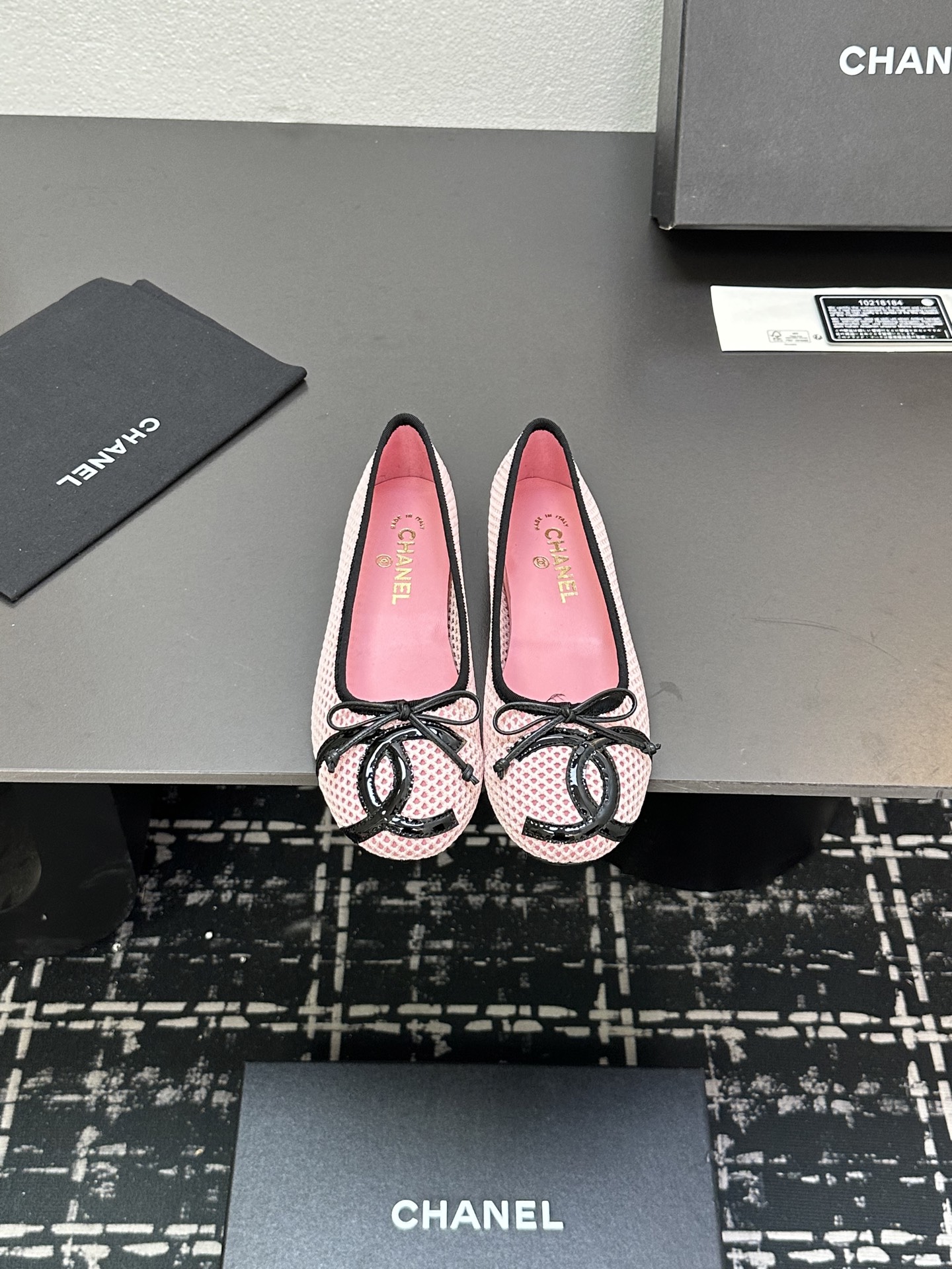 NO:264931,2025★★★★★★ Many celebrities are here to watch, a versatile series that domestic and foreign bloggers are popular. A must-have for spring and summer wardrobe matching. Sandals are the first choice. Upper silk lining: imported crystal sheepskin lining, original mold-open custom leather sole, shoe size: 35-39 (40, 41, custom made without return) Delivery luxury latest counter synchronous packaging, single shoes, sandals, sheepskin, silk fabric, Leather soles198609092025★★★★★ 众多明星网红上脚,国内外博主刷爆的一个百搭系列,春夏衣橱搭配必备 凉鞋首选. 鞋面绸缎  内里: 进口水晶羊皮内里 大底原版开模定制真皮大底 鞋码: 35-39（40、41、定做不退换） 配送豪华最新专柜同步包装,单鞋,sandals,sheepskin,silk fabric,Leather soles,Women's Shoes