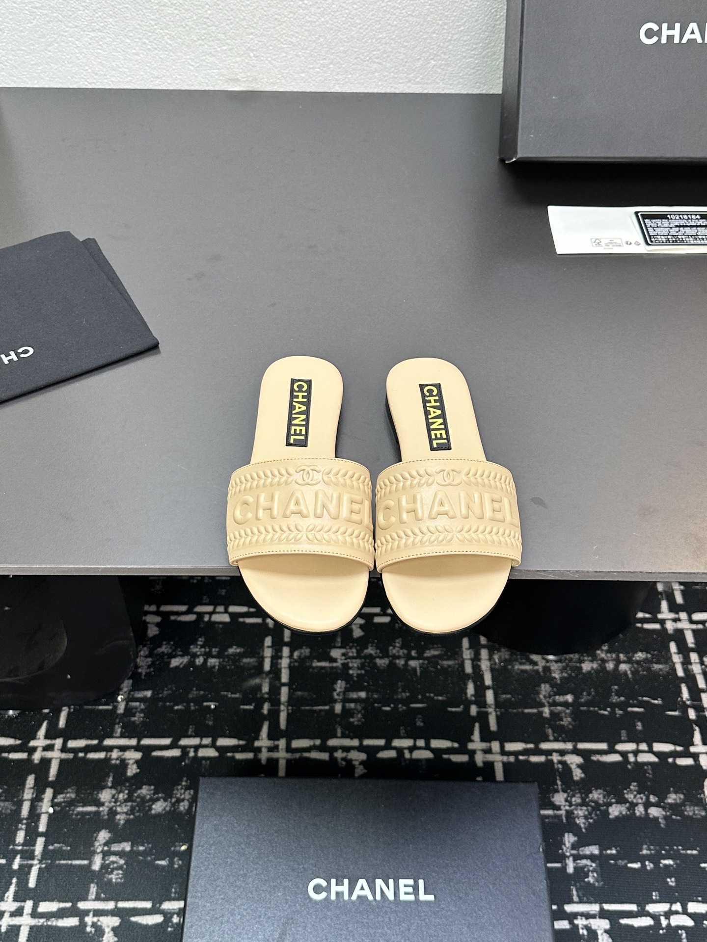 NO:264922,2025★★★★★★ Many celebrities are here to watch, a versatile series that domestic and foreign bloggers are popular. A must-have for spring and summer wardrobe matching. Sandals are the first choice. Upper sheepskin inner lining: imported crystal sheepskin inner lining, original mold-open custom leather sole Shoe size: 35-39 (40, 41, custom made without return) Delivery luxury latest counter synchronous packaging, slippers, sandals, slippers, sheepskin, Leather soles198609092025★★★★★ 众多明星网红上脚,国内外博主刷爆的一个百搭系列,春夏衣橱搭配必备 凉鞋首选. 鞋面羊皮  内里: 进口水晶羊皮内里 大底原版开模定制真皮大底 鞋码: 35-39（40、41、定做不退换） 配送豪华最新专柜同步包装,拖鞋,sandals,slippers,sheepskin,Leather soles,Women's Shoes