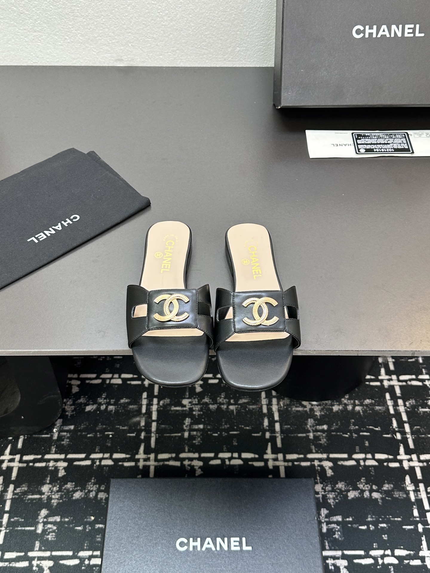 NO:264941,2025★★★★★★ Many celebrities are here to watch, a versatile series that domestic and foreign bloggers are popular with, a must-have for spring and summer wardrobe matching, the first choice for sandals. Diamond design exclusive to Xiangjia, upper sheepskin, inner lining: imported crystal sheepskin inner lining, original mold-open custom leather sole, shoe size: 35-39 (40, 41, custom-made, no return or exchange) Delivery luxury latest counter synchronous packaging, slippers, chanel, slippers, sheepskin198609092025★★★★★ 众多明星网红上脚,国内外博主刷爆的一个百搭系列,春夏衣橱搭配必备 凉拖首选.菱格设计香家专属 鞋面羊皮  内里: 进口水晶羊皮内里 大底原版开模定制真皮底 鞋码: 35-39（40、41、定做不退换） 配送豪华最新专柜同步包装,拖鞋,chanel,slippers,sheepskin,Women's Shoes