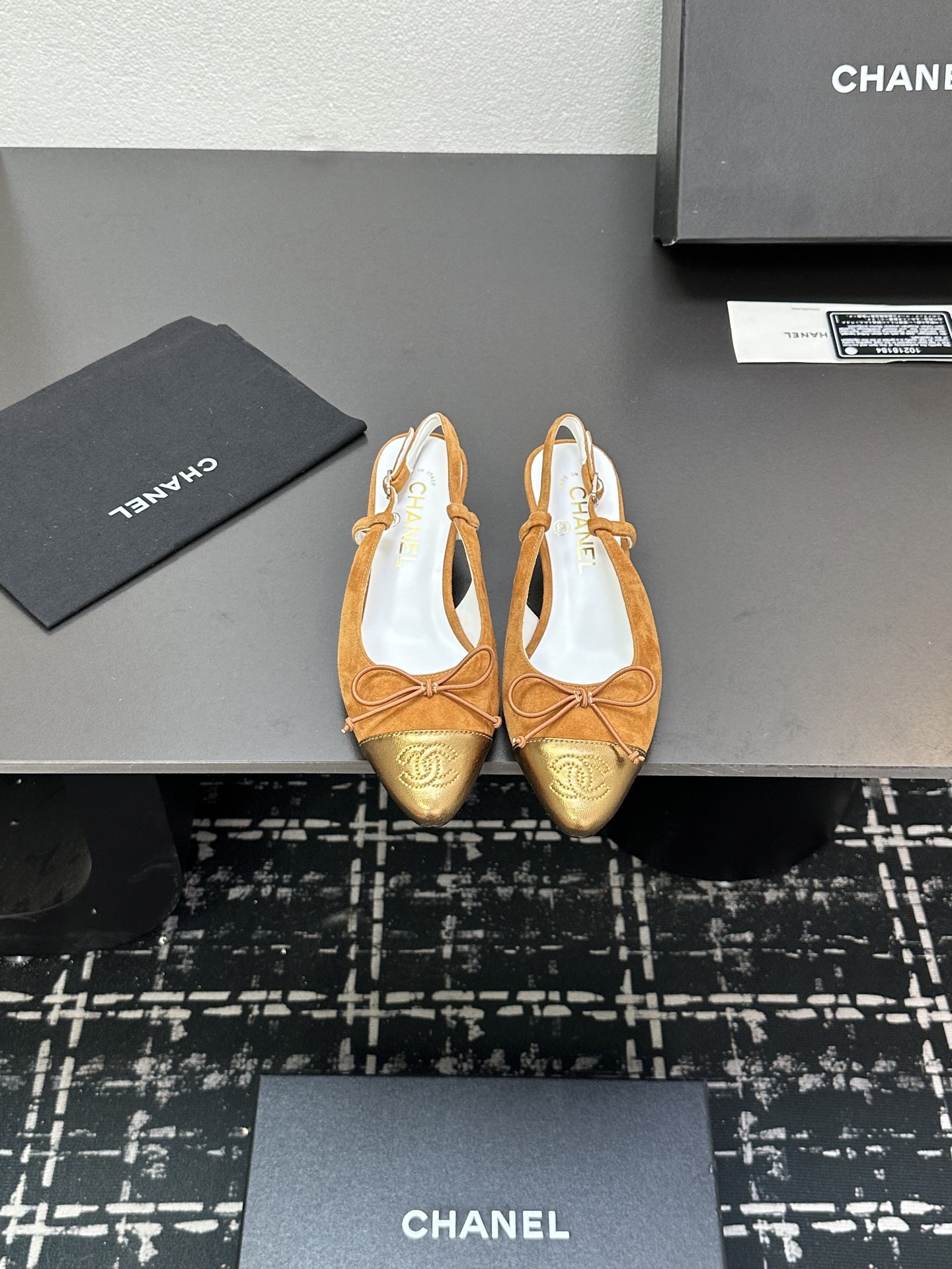 NO:264937,2025★★★★★★ Many celebrities are popular, a versatile series that domestic and foreign bloggers are popular. A must-have for spring and summer wardrobe matching. The first choice for sandals. Design Xiangjia exclusive, upper sheepskin lining: imported crystal sheepskin lining, large sole original mold custom leather sole Shoe size: 35-39 (40, 41, customized, non-return and exchange) Delivery luxury latest counter synchronous packaging, sandals, chanel, sandals, sheepskin198609092025★★★★★ 众多明星网红上脚,国内外博主刷爆的一个百搭系列,春夏衣橱搭配必备 凉拖首选.设计香家专属 鞋面羊皮  内里: 进口水晶羊皮内里 大底原版开模定制真皮底 鞋码: 35-39（40、41、定做不退换） 配送豪华最新专柜同步包装,凉鞋,chanel,sandals,sheepskin,Women's Shoes