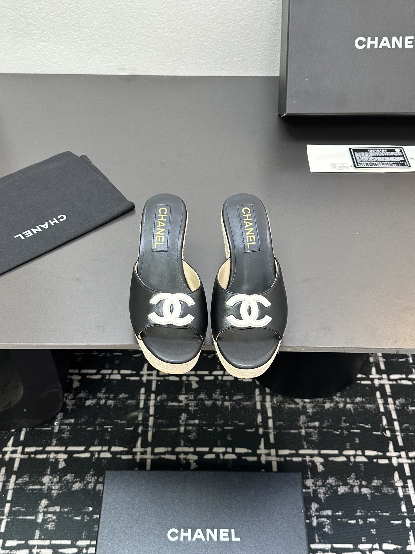 NO:265783,2025★★★★★★ Many celebrities are popular, a versatile series that domestic and foreign bloggers are popular. A must-have for spring and summer wardrobe matching. The first choice for sandals. Design Xiangjia exclusive upper sheepskin inner lining: imported crystal sheepskin inner lining, large sole original mold-open custom rubber sole Shoe size: 35-39 (40, 41, customized non-return and exchange) Delivery luxury latest counter synchronous packaging, slippers, chanel, slippers, sheepskin198609092025★★★★★ 众多明星网红上脚,国内外博主刷爆的一个百搭系列,春夏衣橱搭配必备 凉拖首选.设计香家专属 鞋面羊皮  内里: 进口水晶羊皮内里 大底原版开模定制橡胶底 鞋码: 35-39（40、41、定做不退换） 配送豪华最新专柜同步包装,拖鞋,chanel,slippers,sheepskin,Women's Shoes