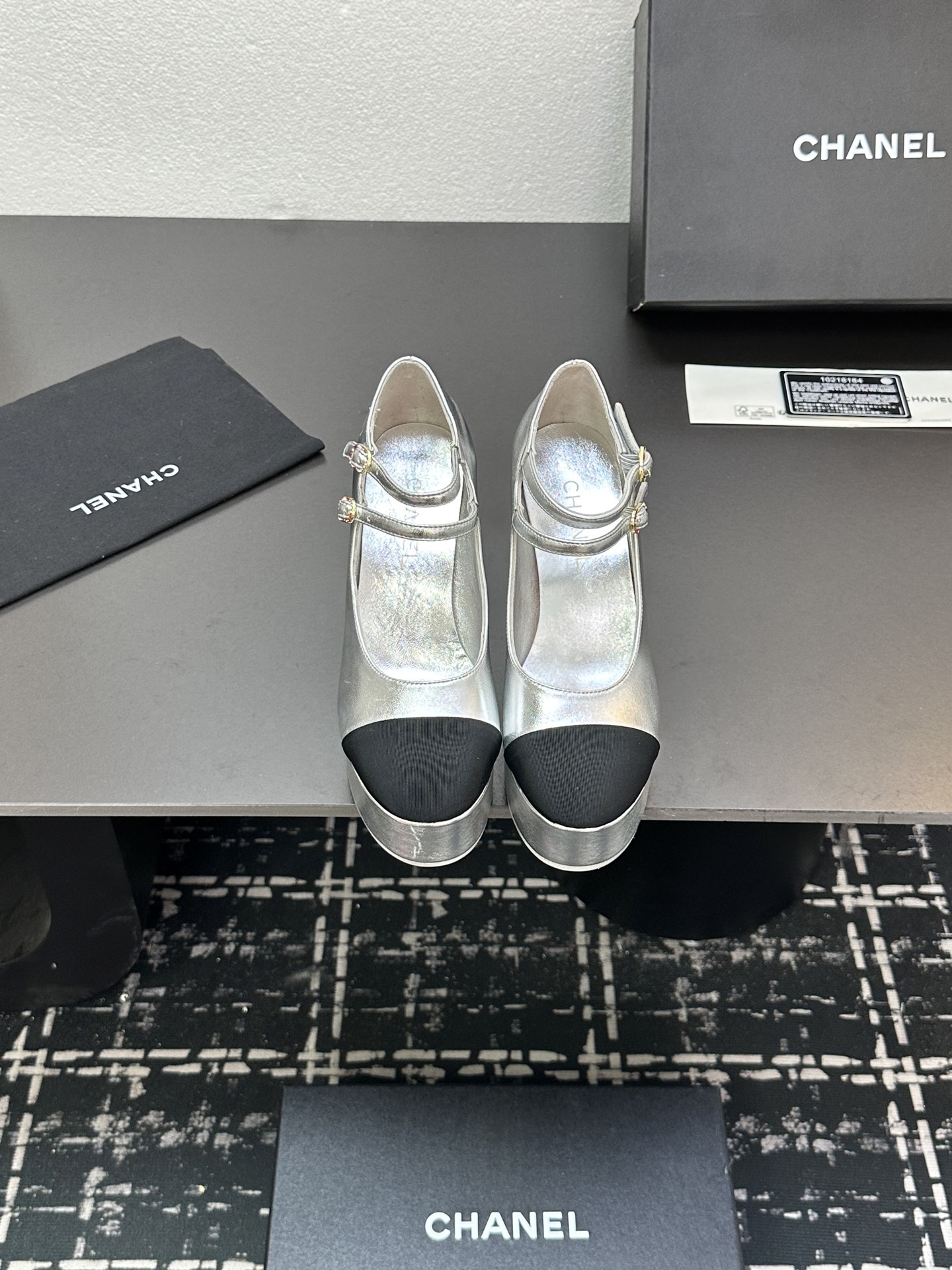 NO:265780,2025★★★★★★ Many celebrities are here to watch, a versatile series that domestic and foreign bloggers are popular with, a must-have for spring and summer wardrobe matching, the first choice for sandals. Design exclusive to Xiangjia, upper sheepskin, inner lining: imported crystal sheepskin, original mold-open custom leather sole, shoe size: 35-39 (40, 41, customized, non-return and exchange) Delivery luxury latest counter synchronous packaging, high heels, sheepskin198609092025★★★★★ 众多明星网红上脚,国内外博主刷爆的一个百搭系列,春夏衣橱搭配必备 凉拖首选.设计香家专属 鞋面羊皮  内里: 进口水晶羊皮内里 大底原版开模定制真皮底 鞋码: 35-39（40、41、定做不退换） 配送豪华最新专柜同步包装,高跟鞋单鞋,chanel,high heels,sheepskin,Women's Shoes