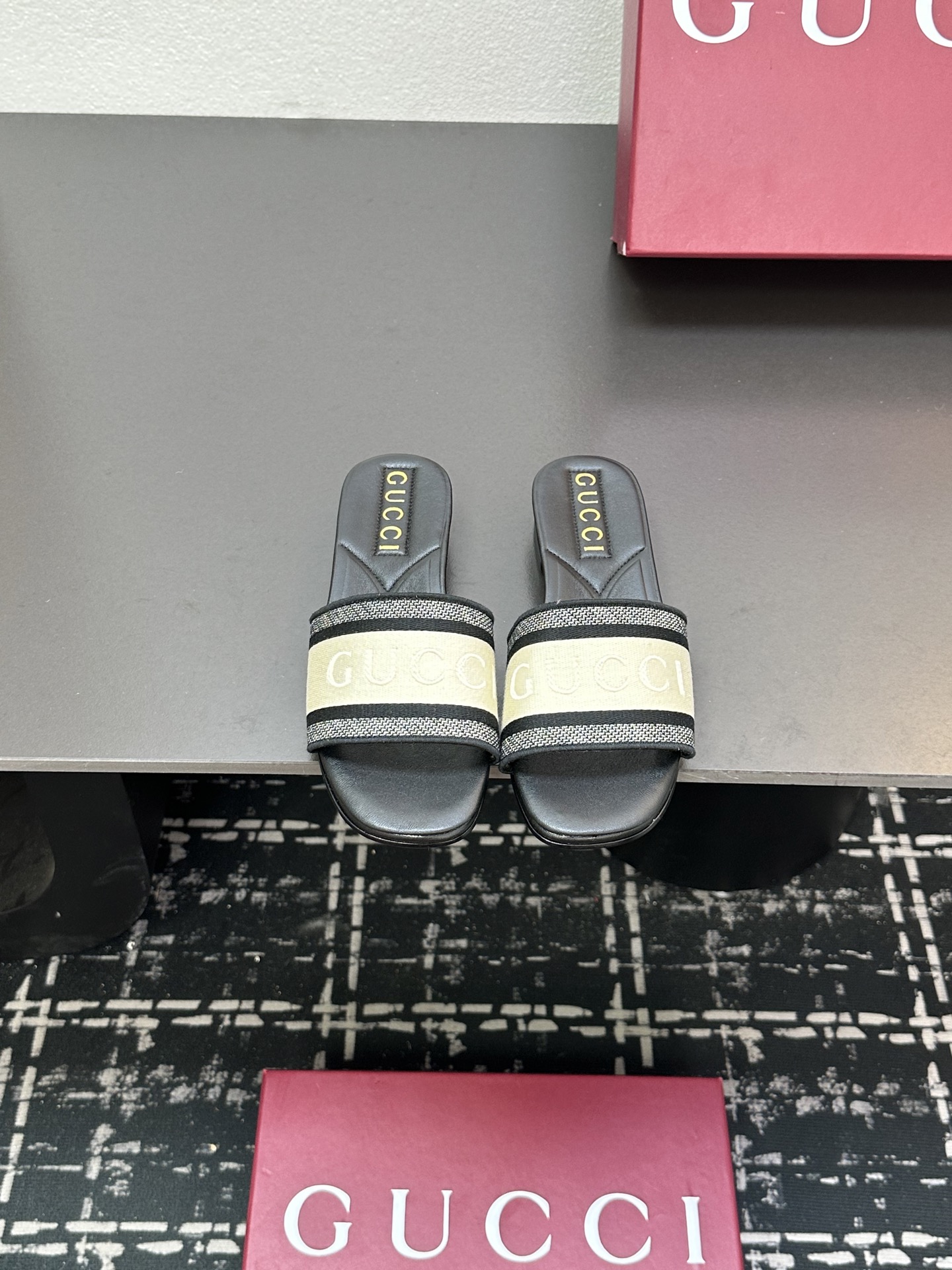 NO:264933,Gucci flat slippers, a perfect fusion of fashion and personality. The iconic brand elements are eye-catching, the classic color matching is calm and atmospheric, and the contrasting color model is energetic and eye-catching. The simple design is exquisite and the comfortable feel is suitable for daily life. Whether you are relaxing on the street or relaxing at home, you can become the highlight of the outfit and show the trendy attitude with your unique style. Original embroidered cloth, sheepskin, real leather sole 35-39 (40.41 set), slippers, gucci, gucci, slippers, sheepskin19860909古奇古驰（Gucci）平底拖鞋,时尚与个性的完美融合.标志性品牌元素醒目呈现,经典配色款沉稳大气,撞色款活力吸睛.简约设计不失精致,舒适脚感适合日常.无论是休闲出街还是居家放松,都能凭借独特风格,成为穿搭亮点,彰显潮流态度.原版刺绣布面,羊皮里,真皮底 35-39（40.41定）,拖鞋,gucci,gucci,slippers,sheepskin,Women's Shoes