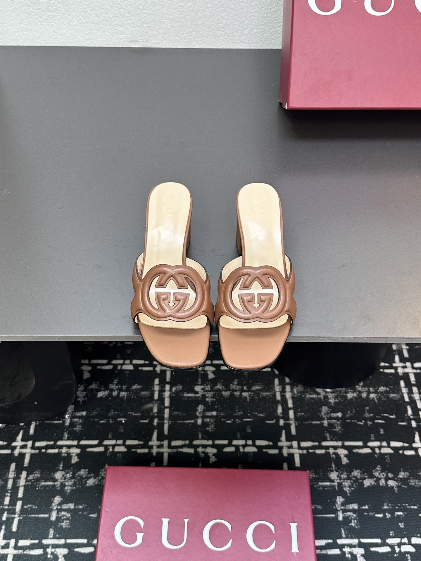 NO:264935,Gucci high-heeled hollow slippers, the darling of the fashion circle. The iconic double G logo is three-dimensional and eye-catching, highlighting the brand style. The square toe is chic and modern, and the mid-heel design combines elegance and comfort. Various colors and different outfits are suitable for different outfits. Whether it is a workplace commuter or dinner party, it can easily become the focus and add a luxurious texture to the shape. Sheepskin surface, sheepskin, real leather sole 35-39 (40.41 set), slippers, gucci, gucci, slippers, sheepskin19860909古驰古奇（Gucci）高跟镂空拖鞋,时尚圈的宠儿.标志性双G logo立体醒目,彰显品牌格调.方形鞋头别致摩登,中跟设计兼顾优雅与舒适.多样配色适配不同穿搭,无论是职场通勤还是晚宴聚会,都能凭借独特魅力,轻松成为焦点,为造型增添奢华质感.羊皮面,羊皮里,真皮底 35-39（40.41定）,拖鞋,gucci,gucci,slippers,sheepskin,Women's Shoes