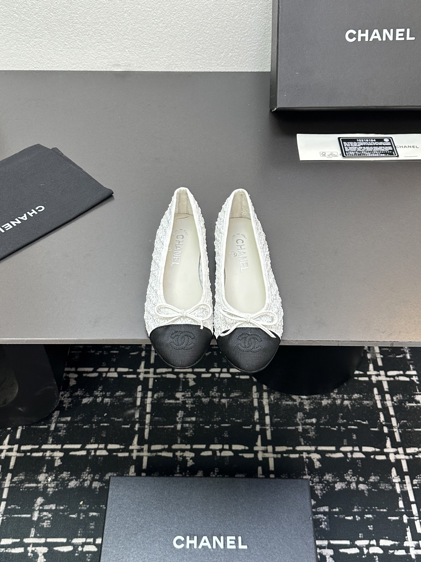 NO:265777,25Fw early spring latest color chanel small fragrance bow ballet flat shoes. Trust me this is a pair of ballet shoes that can take you to a good place. The upper is original lace mesh. The inner lining is not inside. The sole is Italian leather outsole. The size is 34-41. The correct size (34.40.41 is customized and does not return or exchange), ballet shoes, chanel, Leather soles1986090925Fw早春最新配色chanel小香蝴蝶结芭蕾舞平底单鞋 相信我 这是一双能带你去到好地方的芭蕾舞鞋 鞋面原版蕾丝网布面 内里无内里 鞋底意大利真皮大底 码数34-41正码（34.40.41定制不退换）,芭蕾舞鞋,chanel,Leather soles,Women's Shoes