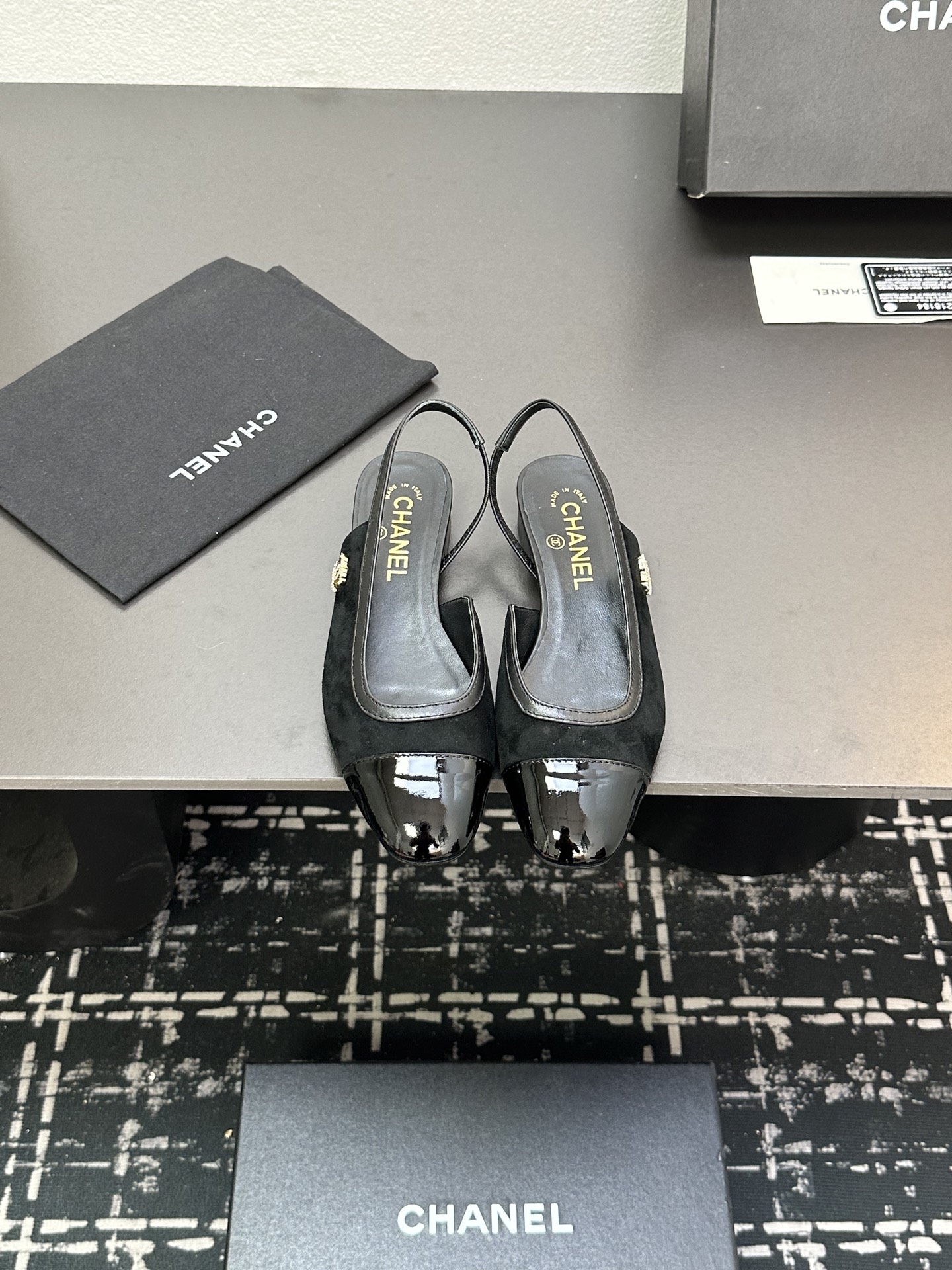 NO:265774,Top version Xiaoxiang 23k Mary Zhen's new most beautiful series. Xiangjia's high-end feel always makes people feel capitalized. It looks quite simple but it's inexplicably high-end. Many people asked me to go to work before. This single shoe that I wanted to go to work was recommended by a pair of hands. The square toe determines its style. The commuter model for work is also very inclusive. Suitable for all kinds of foot shapes. Imported beef patent leather on the upper. The inner part is made of mixed-type imported lambskin. It is soft to put it in. Customized Italian leather sole with heel height 2.5cm Size35-39 (customized by 40 and 41), sandals, chanel, sandals, mary jane, sheepskin19860909顶级版本 小香23k 玛丽珍新品最美系列 香家高级感这块总让人大写的服气 看起来蛮简单的款式 但上脚就莫名很高阶 之前好多人找我要上班的单鞋这款举双手推荐 方方的鞋头决定了它的风格走向 上班通勤款 对脚型的包容度也很高 适合各种各样的脚型 鞋面进口牛漆皮 内里采用混种进口小羊皮 伸进去软软的哦 大底定制意大利真皮底 跟高2.5cm Size35-39（40、41定制）,凉鞋,chanel,sandals,mary jane,sheepskin,Women's Shoes