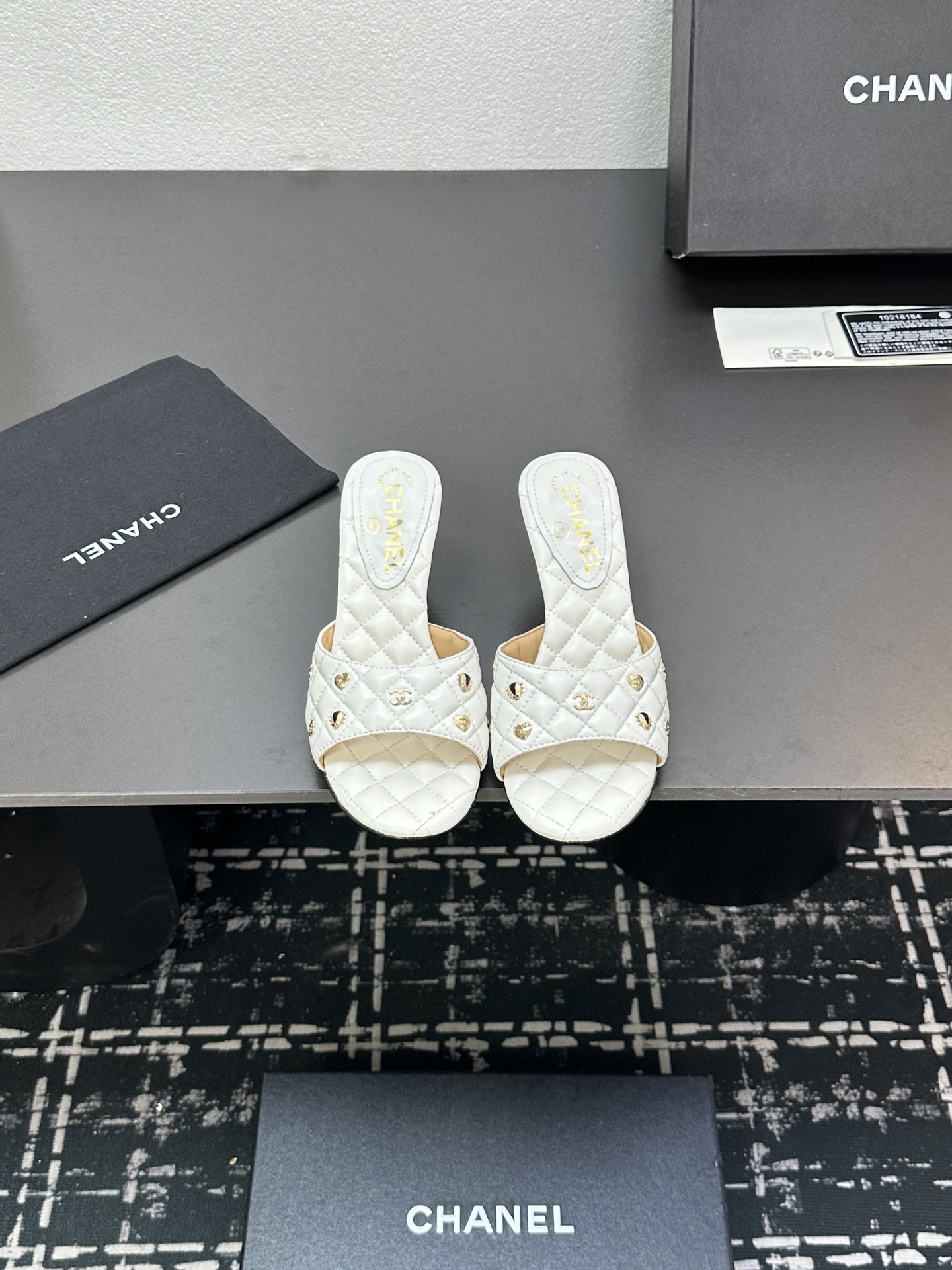 NO:265771,2025★★★★★★ Many celebrities are here to watch, a versatile series that domestic and foreign bloggers are popular with, a must-have for spring and summer wardrobe matching, the first choice for sandals. Diamond design exclusive to Xiangjia, upper sheepskin, inner lining: imported crystal sheepskin inner lining, original mold-open custom leather sole, shoe size: 35-39 (40, 41, custom-made, no return or exchange) Delivery luxury latest counter synchronous packaging, slippers, chanel, slippers, sheepskin198609092025★★★★★ 众多明星网红上脚,国内外博主刷爆的一个百搭系列,春夏衣橱搭配必备 凉拖首选.菱格设计香家专属 鞋面羊皮  内里: 进口水晶羊皮内里 大底原版开模定制真皮底 鞋码: 35-39（40、41、定做不退换） 配送豪华最新专柜同步包装,拖鞋,chanel,slippers,sheepskin,Women's Shoes